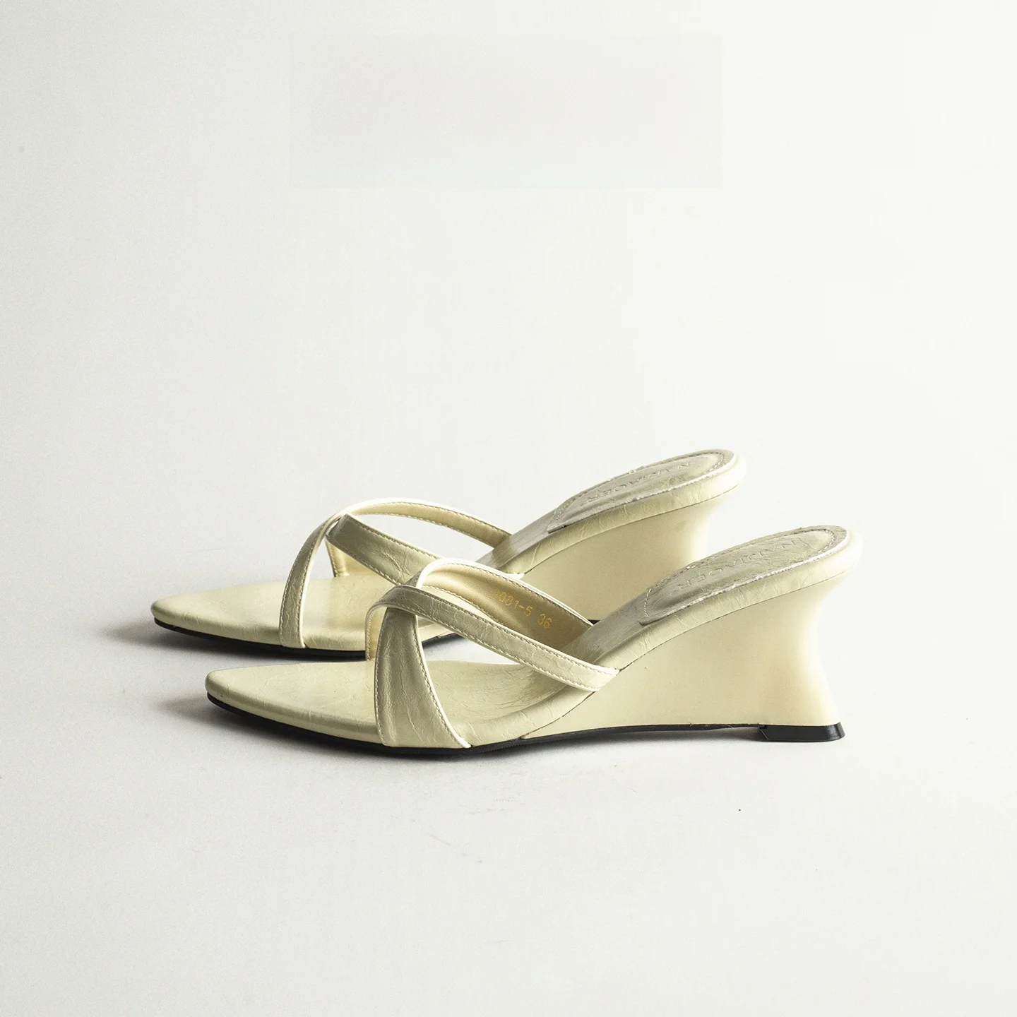 Elegant Pointed Toe Platform Sandals Women Summer Outdoor Versatile Beautiful Fairy Style Match Skirts High Heel Slippers
Elegant Pointed Toe Platform Sandals Women Summer Outdoor Versatile Beautiful Fairy Style Match Skirts High Heel Slippers