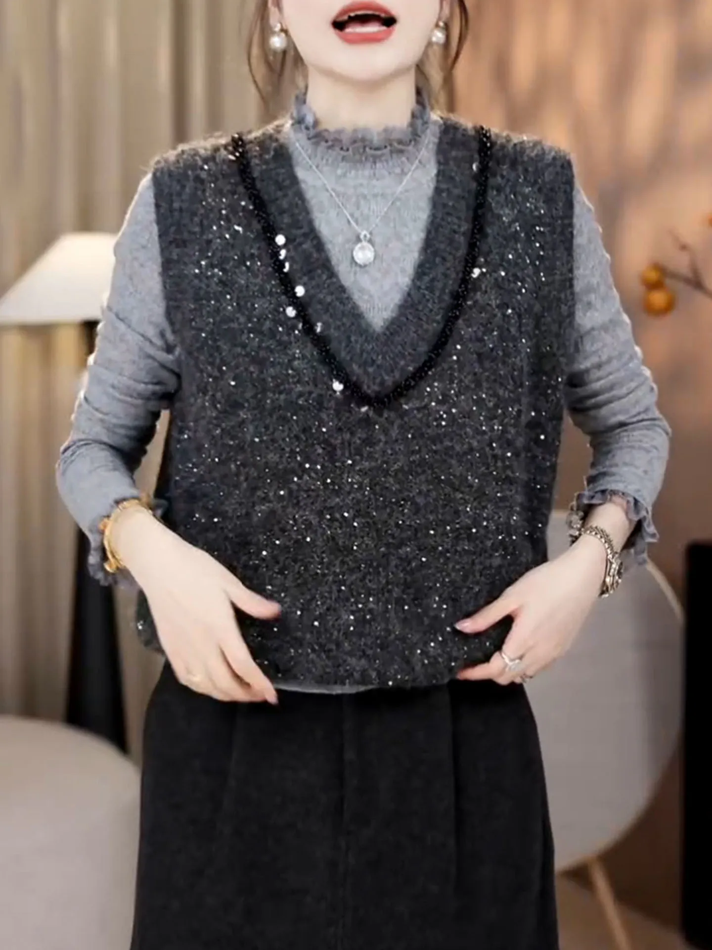 Вязаная блузка Ele для женщин: дышащий топ-жилет с блестящим дизайном, корейский стиль, V-образный вырез, стандартный крой, осенняя коллекция
Вязаная блузка Ele для женщин: дышащий топ-жилет с блестящим дизайном, корейский стиль, V-образный вырез, стандартный крой, осенняя коллекция