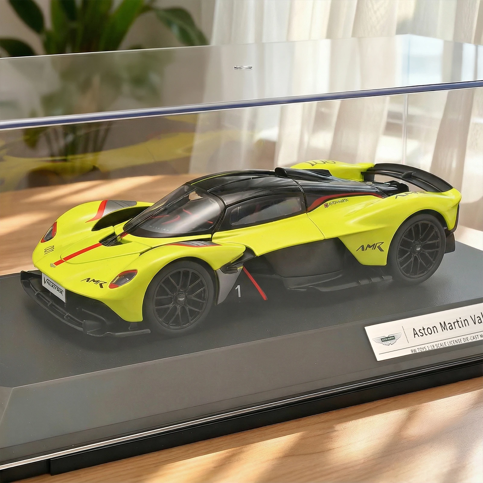 Модель суперкара Aston Martin Valkyrie из сплава, масштаб 1/18, с пылезащитным чехлом для коллекционирования
Модель суперкара Aston Martin Valkyrie из сплава, масштаб 1/18, с пылезащитным чехлом для коллекционирования