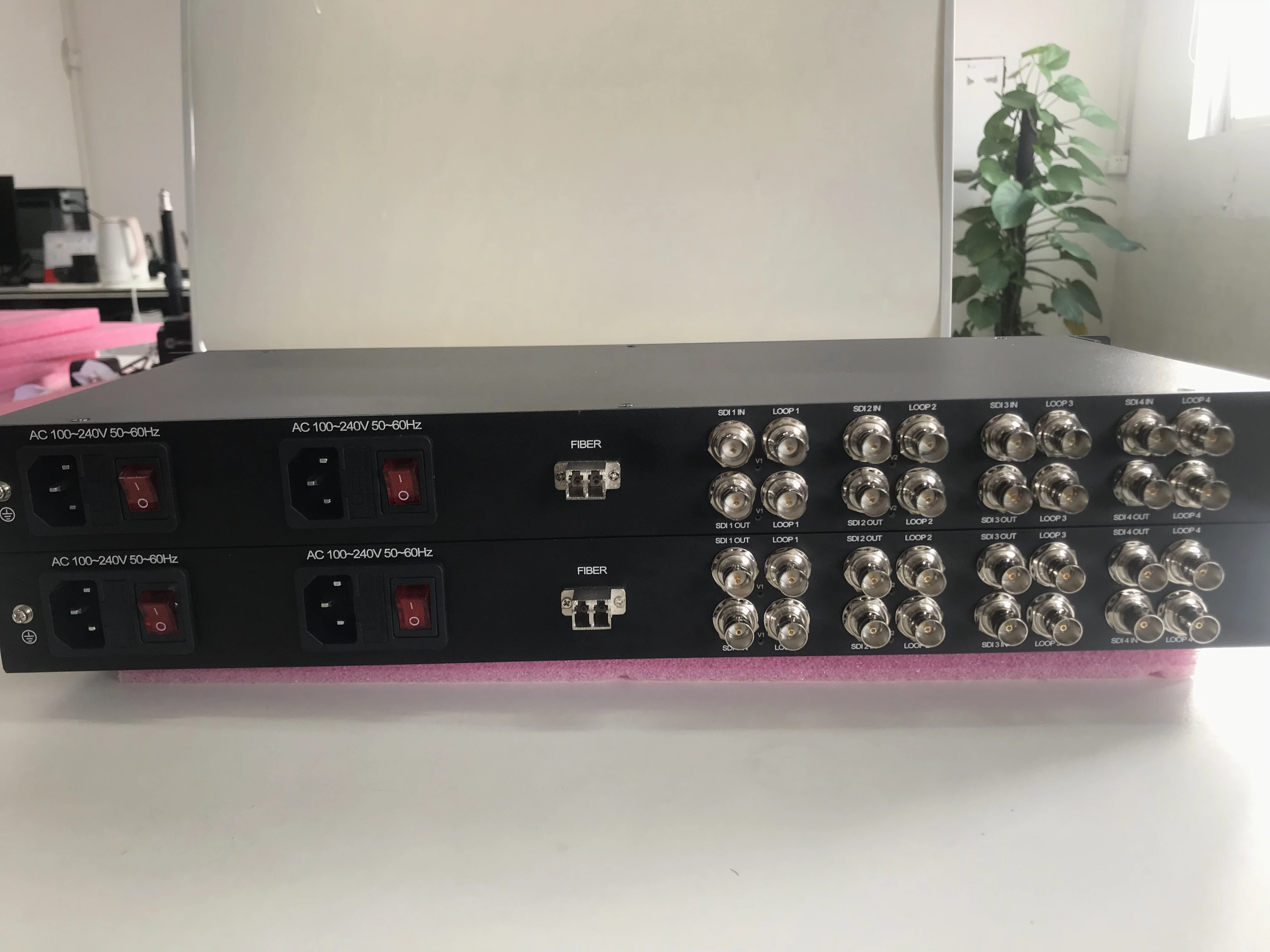 4-Channel Bidirectional 3G HD-SDI over Optic Fiber Extender (Transmitter/Receiver) Kit with Redundant Power Supply
4-Channel Bidirectional 3G HD-SDI over Optic Fiber Extender (Transmitter/Receiver) Kit with Redundant Power Supply