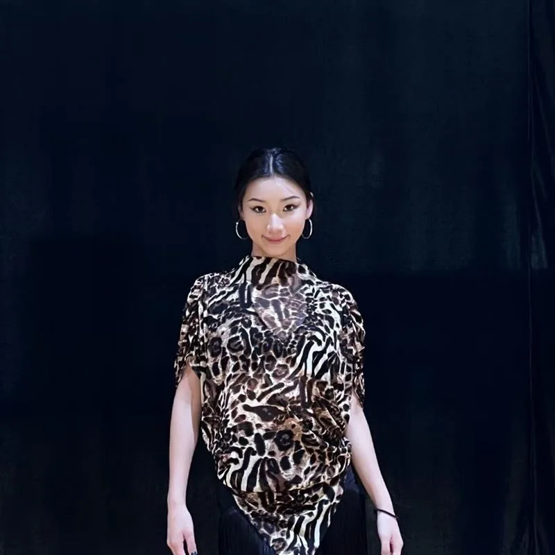 Топ для латинских танцев по индивидуальному заказу, топ с короткими рукавами и леопардовым принтом, нестандартный топ с наклонными плечами, высоким воротником, тренировочный наряд, сетка
Топ для латинских танцев по индивидуальному заказу, топ с короткими рукавами и леопардовым принтом, нестандартный топ с наклонными плечами, высоким воротником, тренировочный наряд, сетка