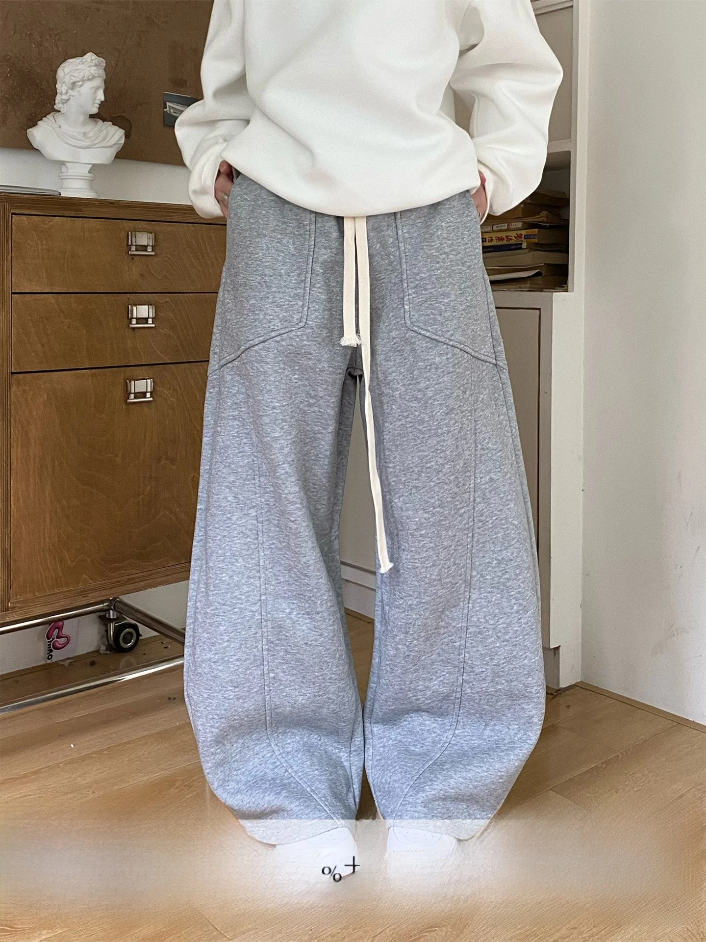 Unisex Loose Fit Comfortable Sports Sweatpants Retro Elastic Waist Casual Pants Versatile Long Trousers for All Ages
Unisex Loose Fit Comfortable Sports Sweatpants Retro Elastic Waist Casual Pants Versatile Long Trousers for All Ages
