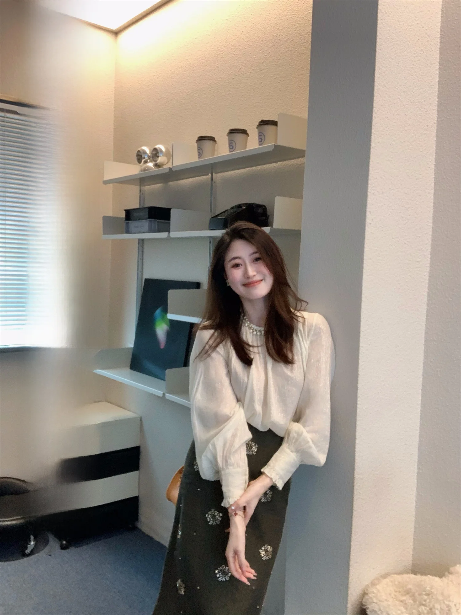 Ele Long Sve Silver Silk irt Women's High Waist Casual Sle one Romantic Poem Faionable Ladies' irt
Ele Long Sve Silver Silk irt Women's High Waist Casual Sle one Romantic Poem Faionable Ladies' irt