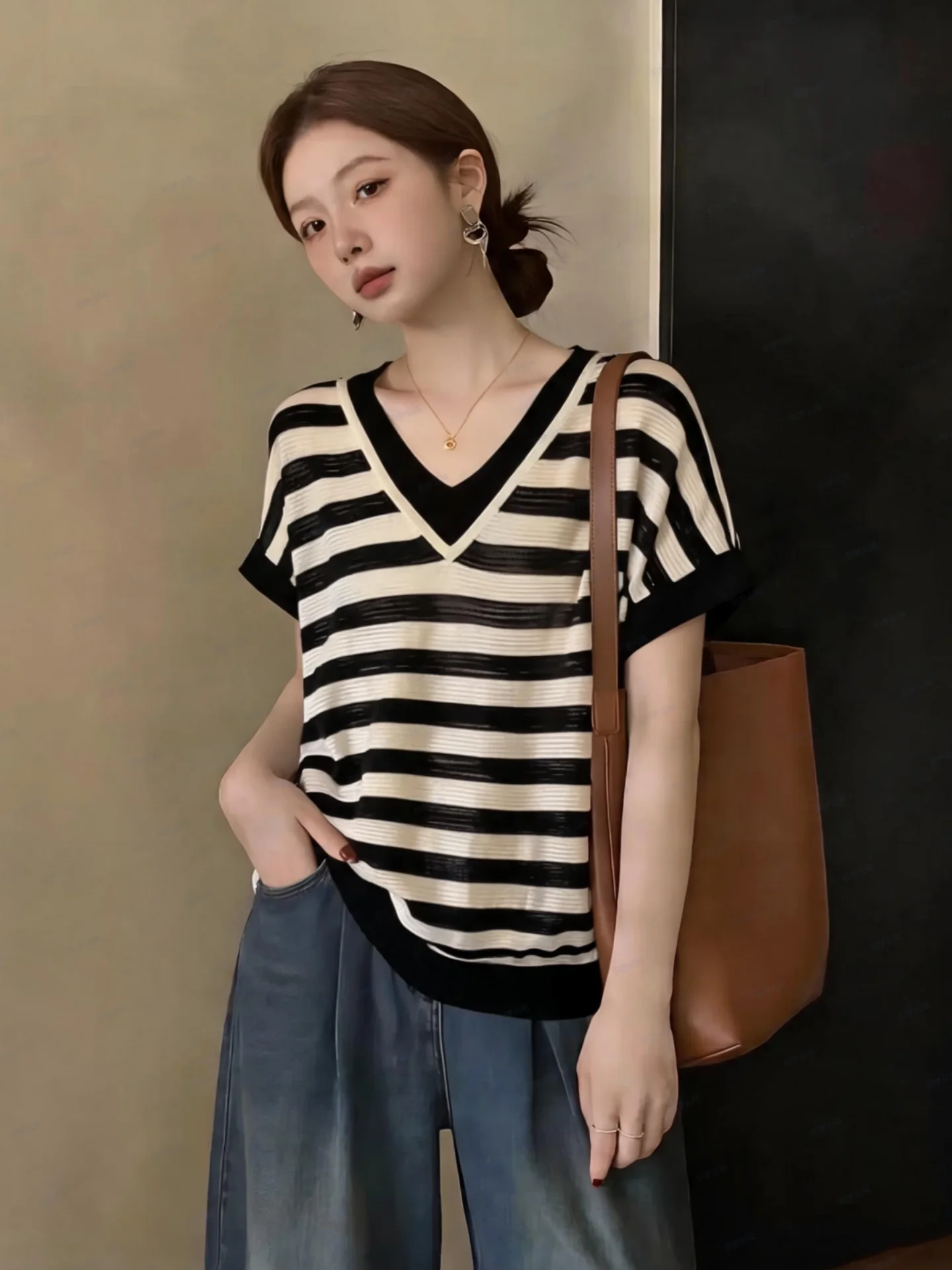 Women's Slimming Ice Silk T-Shirt V-Neck Short Sleeve Striped Base Layer Top Summer New Style plus Size Cover Belly Fake Two-...
Women's Slimming Ice Silk T-Shirt V-Neck Short Sleeve Striped Base Layer Top Summer New Style plus Size Cover Belly Fake Two-...