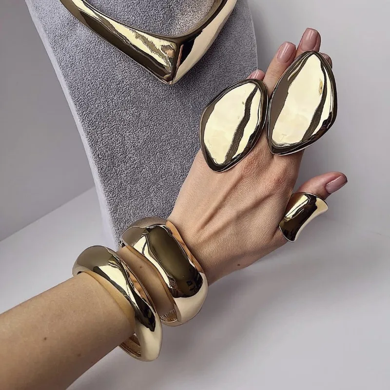 Personality Exaggerated Alloy Bracelet Texture Smooth Design Sense Line Jewelry Clover Lucky Luxury Designer Fashion Trend 2025
Personality Exaggerated Alloy Bracelet Texture Smooth Design Sense Line Jewelry Clover Lucky Luxury Designer Fashion Trend 2025