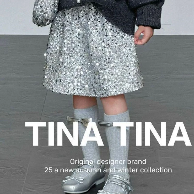 Осень-зима 202, серебряная юбка с пайетками для девочек, детская модная блестящая юбка трапециевидной формы, блестящая праздничная одежда принцессы для малышей
Осень-зима 202, серебряная юбка с пайетками для девочек, детская модная блестящая юбка трапециевидной формы, блестящая праздничная одежда принцессы для малышей