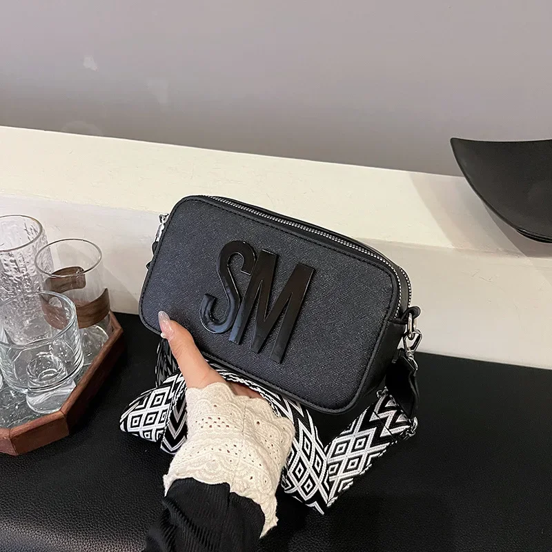 2024 new fashion trend women's bag casual everything small niche letter small square wide shoulder strap popular shoulder bag
2024 new fashion trend women's bag casual everything small niche letter small square wide shoulder strap popular shoulder bag