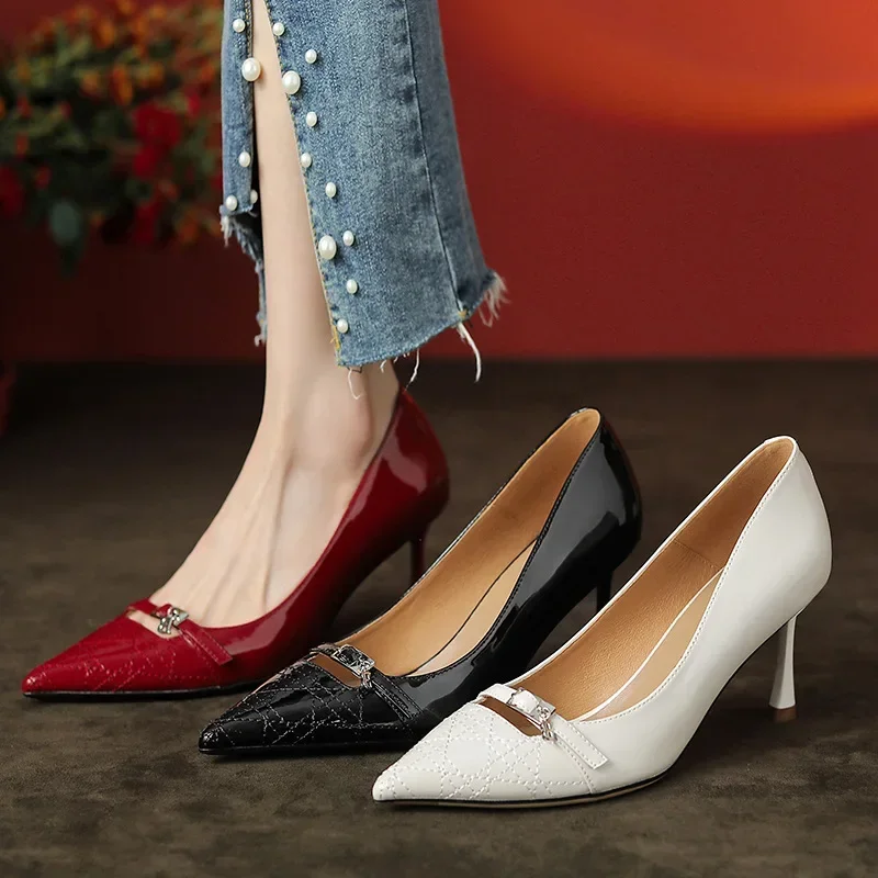 2024 Pointed high heels, women's leather single shoes, patent leather, fashionable autumn new style, versatile soft leather
2024 Pointed high heels, women's leather single shoes, patent leather, fashionable autumn new style, versatile soft leather