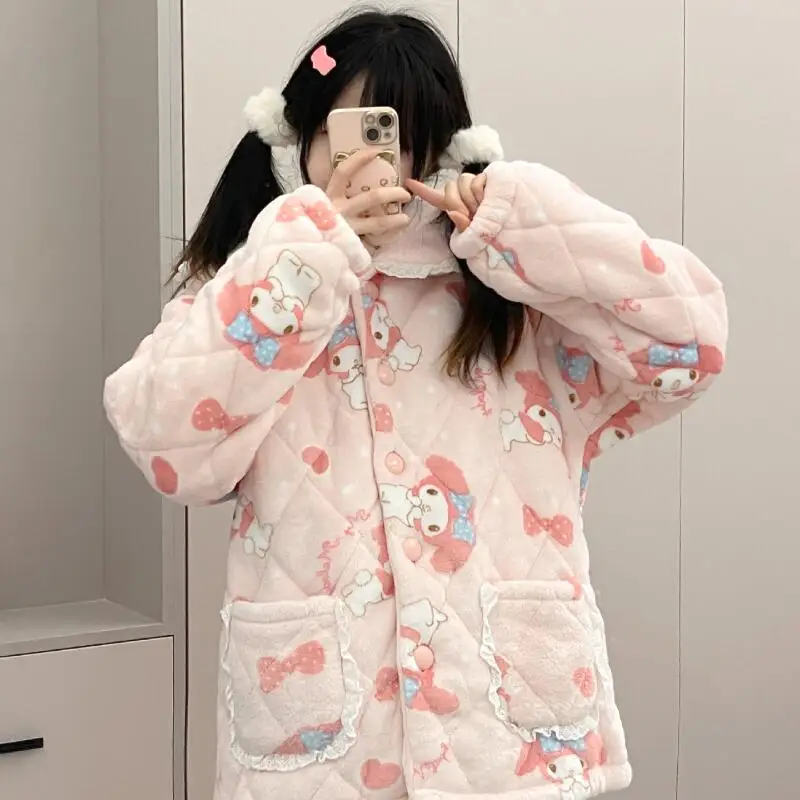 Розовый плюшевый пижамный костюм My Melody для девочек, домашняя одежда Sanrio, коралловый флис, кавайный кардиган, топы, брюки, комплект из 2 предметов, женская одежда для сна
Розовый плюшевый пижамный костюм My Melody для девочек, домашняя одежда Sanrio, коралловый флис, кавайный кардиган, топы, брюки, комплект из 2 предметов, женская одежда для сна
