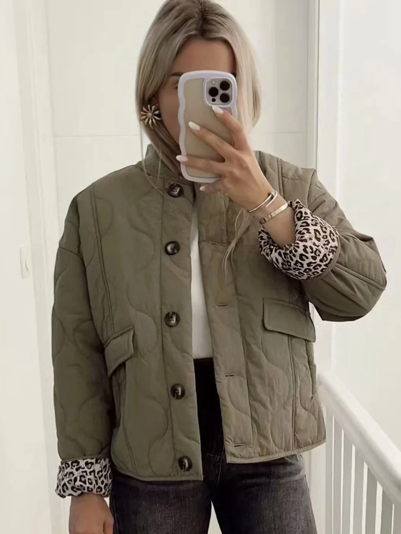 Новая осенне-зимняя модная куртка с леопардовым принтом и подкладкой, женское пальто с круглым вырезом, однобортное, повседневное
Новая осенне-зимняя модная куртка с леопардовым принтом и подкладкой, женское пальто с круглым вырезом, однобортное, повседневное