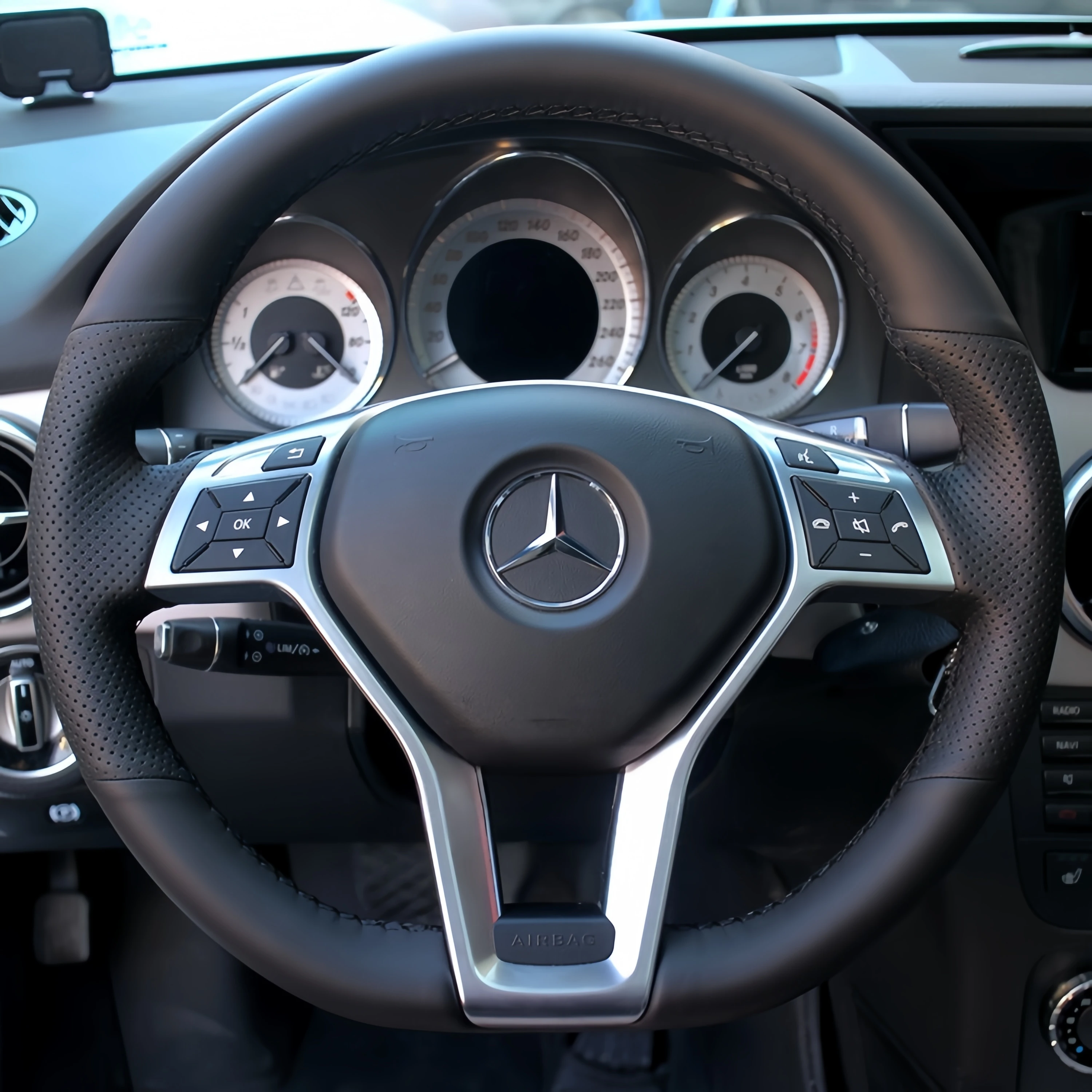 Специальный автомобильный чехол на руль, сшитый вручную для Mercedes-Benz GLK-Class (GLK200, GLK300, GLK260)
Специальный автомобильный чехол на руль, сшитый вручную для Mercedes-Benz GLK-Class (GLK200, GLK300, GLK260)