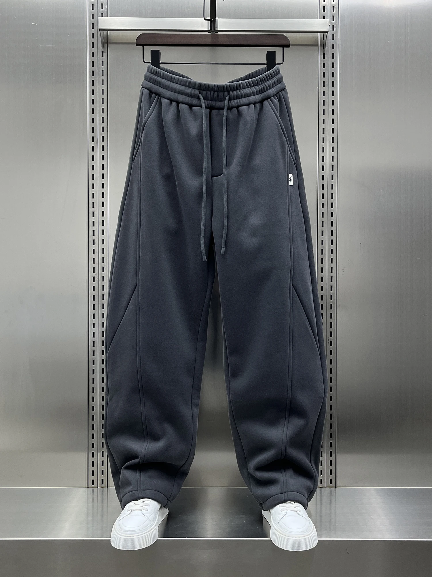 Мужские повседневные брюки прямого кроя на флисовой подкладке, зимние, новые, свободные, модные, американские, высококачественные, универсальные спортивные штаны
Мужские повседневные брюки прямого кроя на флисовой подкладке, зимние, новые, свободные, модные, американские, высококачественные, универсальные спортивные штаны