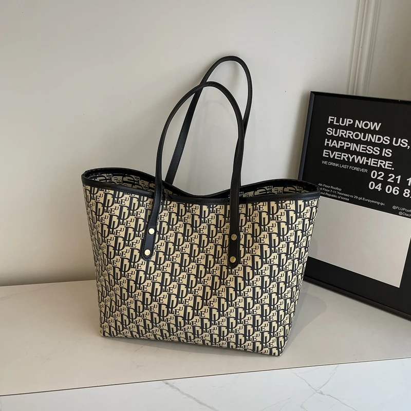 Chic Paris-Inspired Crossbody Bag for Women Designer Leather Handbag Vintage Casual Tote with Minimalist Luxury Letter Logo
Chic Paris-Inspired Crossbody Bag for Women Designer Leather Handbag Vintage Casual Tote with Minimalist Luxury Letter Logo