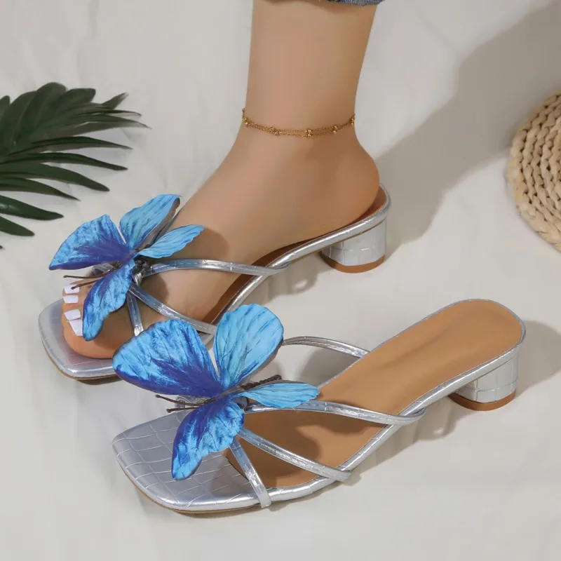 2026 Summer Women's New Butterfly Flower Decoration French Block Heel Slippers Women Square Open Toe Elegant Sandals De Mujer
2026 Summer Women's New Butterfly Flower Decoration French Block Heel Slippers Women Square Open Toe Elegant Sandals De Mujer