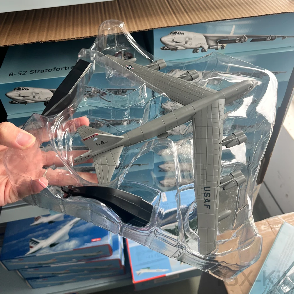 Масштаб 1/200 B-52 B52 Stratofor Long Range Subsonic Jet Powered Strategic Bomber, литой под давлением металлический самолет, модель самолета, игрушка
Масштаб 1/200 B-52 B52 Stratofor Long Range Subsonic Jet Powered Strategic Bomber, литой под давлением металлический самолет, модель самолета, игрушка