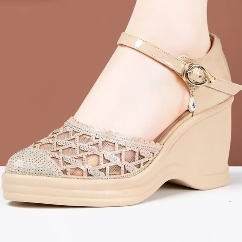 2025 Brand Women's Shoes Buckle Strap Women's Sandals Fashion Crystal Casual Sandals Women Summer Cover Heel Solid Wedge Sandals
2025 Brand Women's Shoes Buckle Strap Women's Sandals Fashion Crystal Casual Sandals Women Summer Cover Heel Solid Wedge Sandals