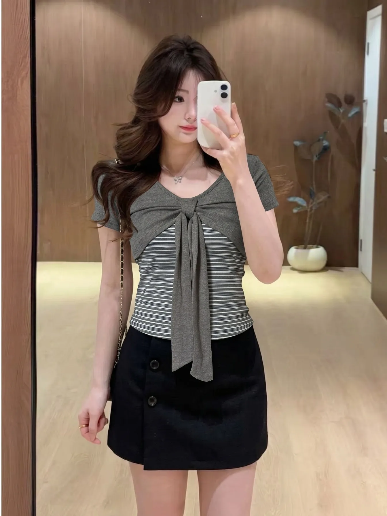 plus Size Women's Striped V-Neck Short Sleeve T-Shirt Knot High Waist Top Korean Style Summer New Fashion Trend
plus Size Women's Striped V-Neck Short Sleeve T-Shirt Knot High Waist Top Korean Style Summer New Fashion Trend