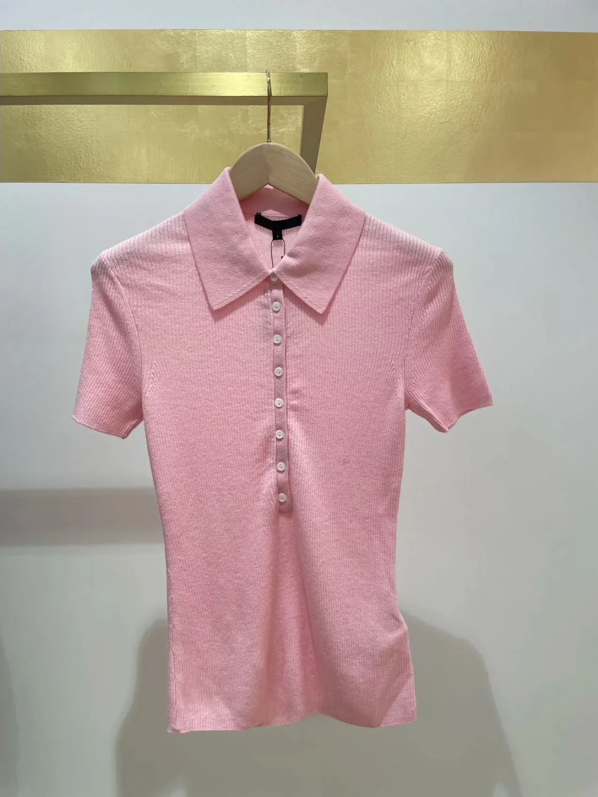 HEIDD M Home 2026 Early Spring Anti-Aging Pink Single Button Turn-down Collar Short Sleeve Slim Knitted Sweater Women's Fashion
HEIDD M Home 2026 Early Spring Anti-Aging Pink Single Button Turn-down Collar Short Sleeve Slim Knitted Sweater Women's Fashion