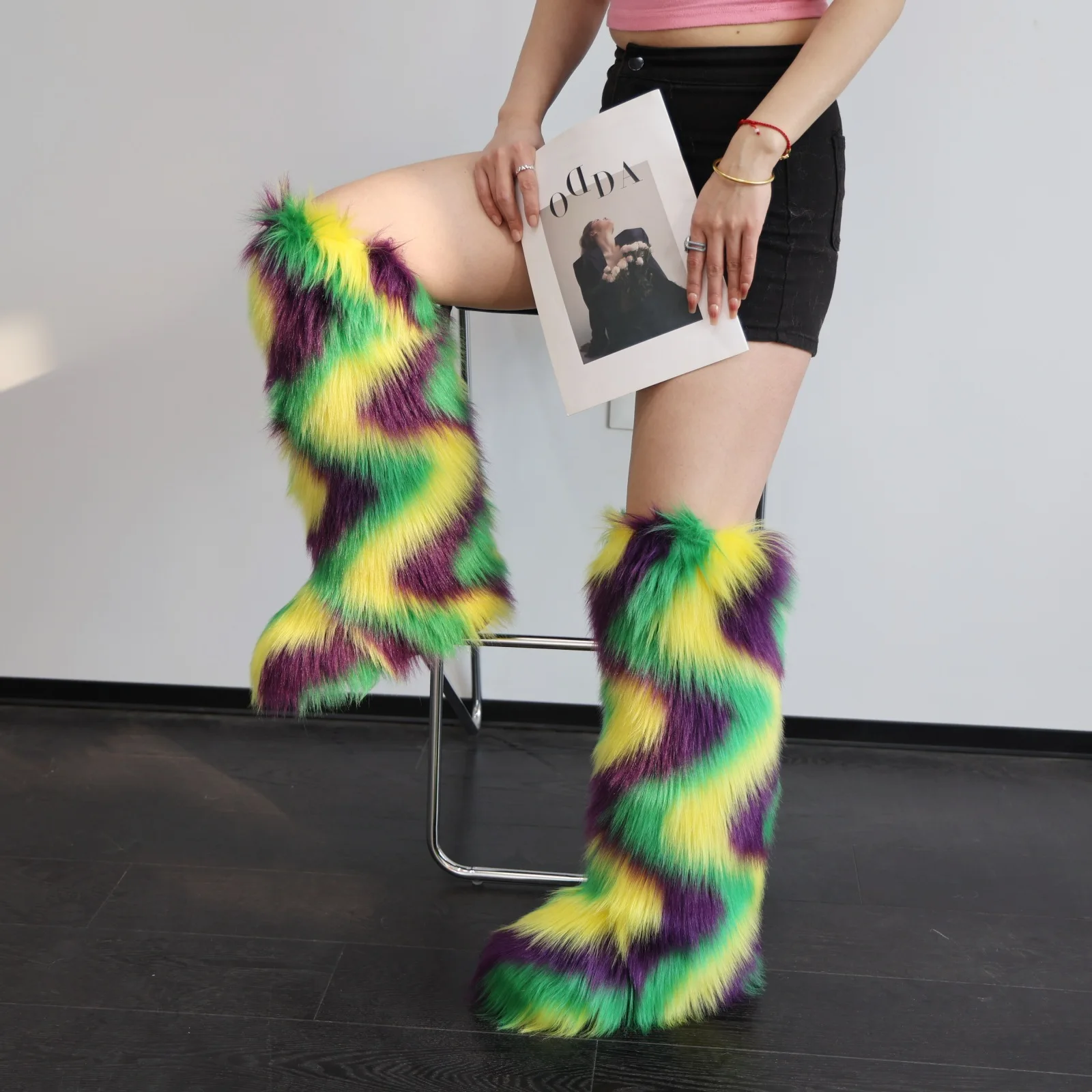 Новые цветные роскошные зимние сапоги до колена из искусственного меха, женские сапоги для снега, пушистые сапоги на платформе из искусственного монгольского меха для женщин
Новые цветные роскошные зимние сапоги до колена из искусственного меха, женские сапоги для снега, пушистые сапоги на платформе из искусственного монгольского меха для женщин