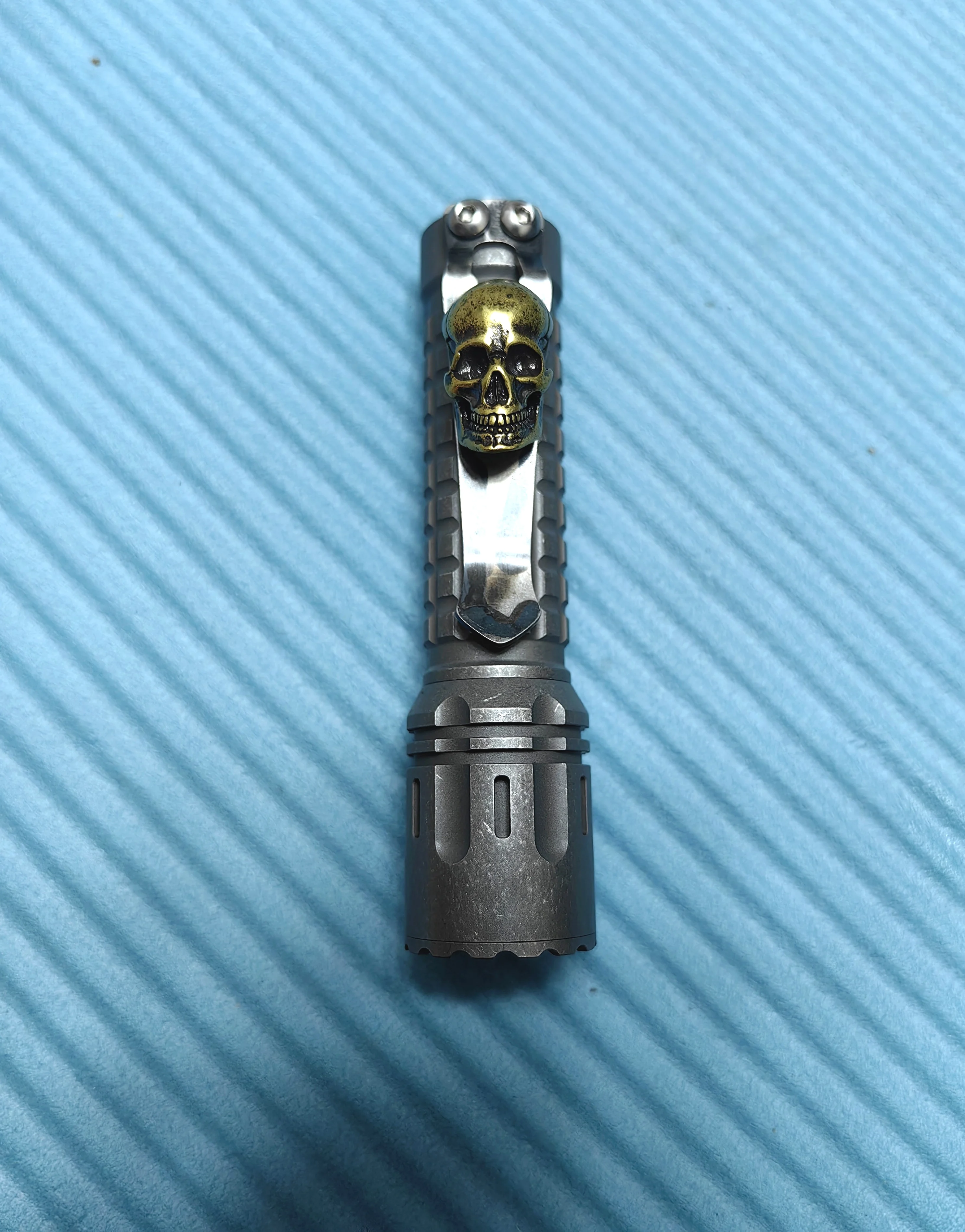 Трижды светодиодный фонарик Element 1,1 из титанового сплава с эффектом потертости камня, тройной светодиодный фонарик с крестообразным зажимом (без батареи)
Трижды светодиодный фонарик Element 1,1 из титанового сплава с эффектом потертости камня, тройной светодиодный фонарик с крестообразным зажимом (без батареи)