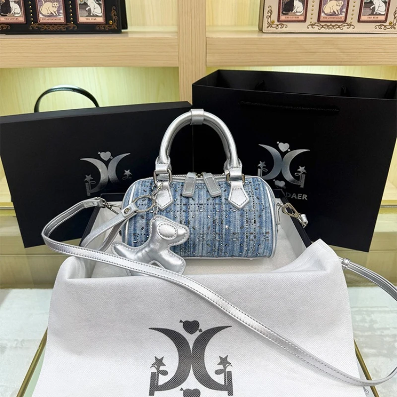 Casual Fashionable Trendy Mini Clutch Bag With Letter Logo For Women Leisure Simple Stylish Everyday Use
Casual Fashionable Trendy Mini Clutch Bag With Letter Logo For Women Leisure Simple Stylish Everyday Use
