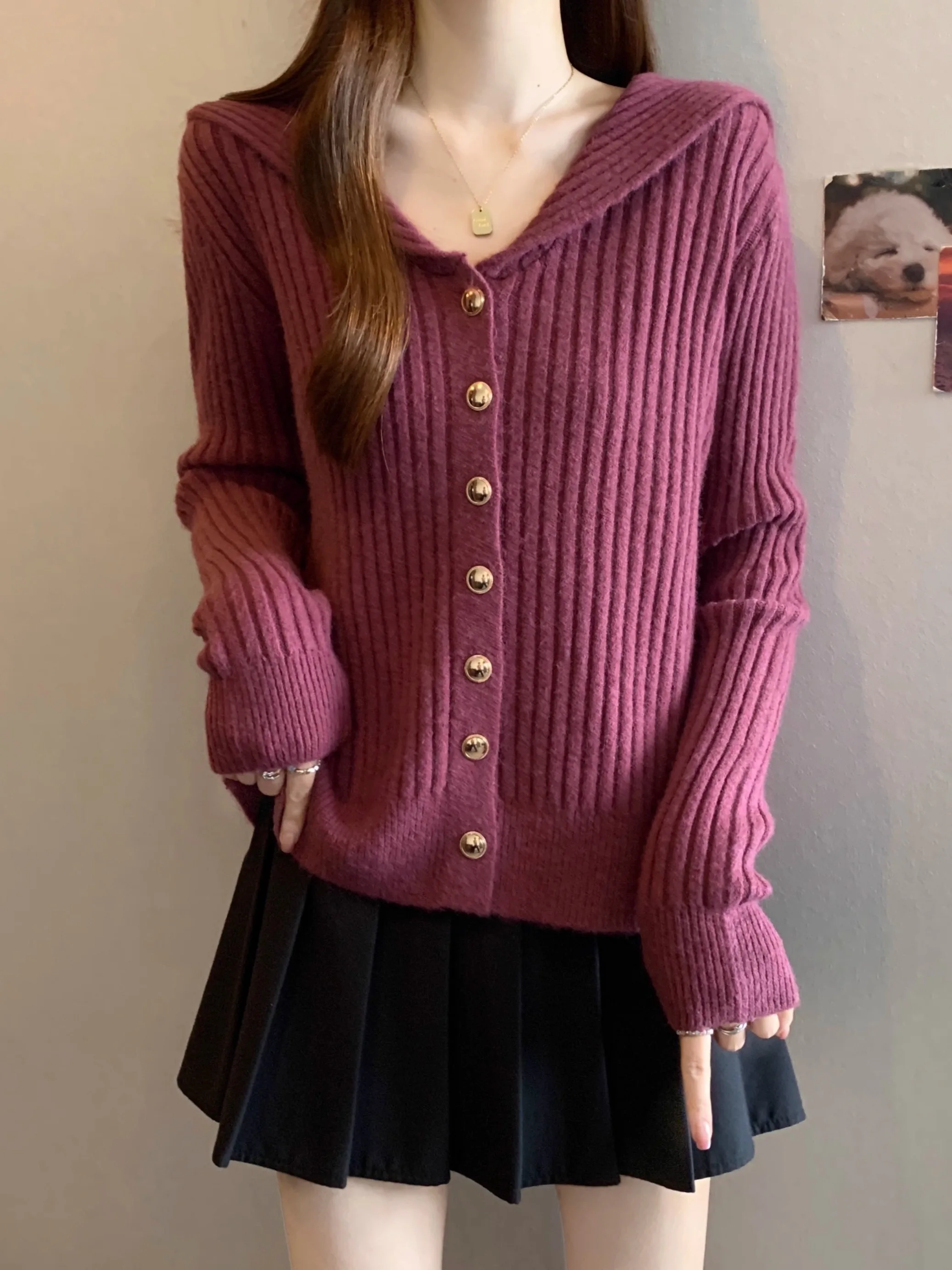 Фиолетовый вязаный свитер с темно-синим воротником и длинными рукавами для женщин, осенне-зимний, больших размеров, модный, для повседневной носки, стандартный крой, трикотаж
Фиолетовый вязаный свитер с темно-синим воротником и длинными рукавами для женщин, осенне-зимний, больших размеров, модный, для повседневной носки, стандартный крой, трикотаж