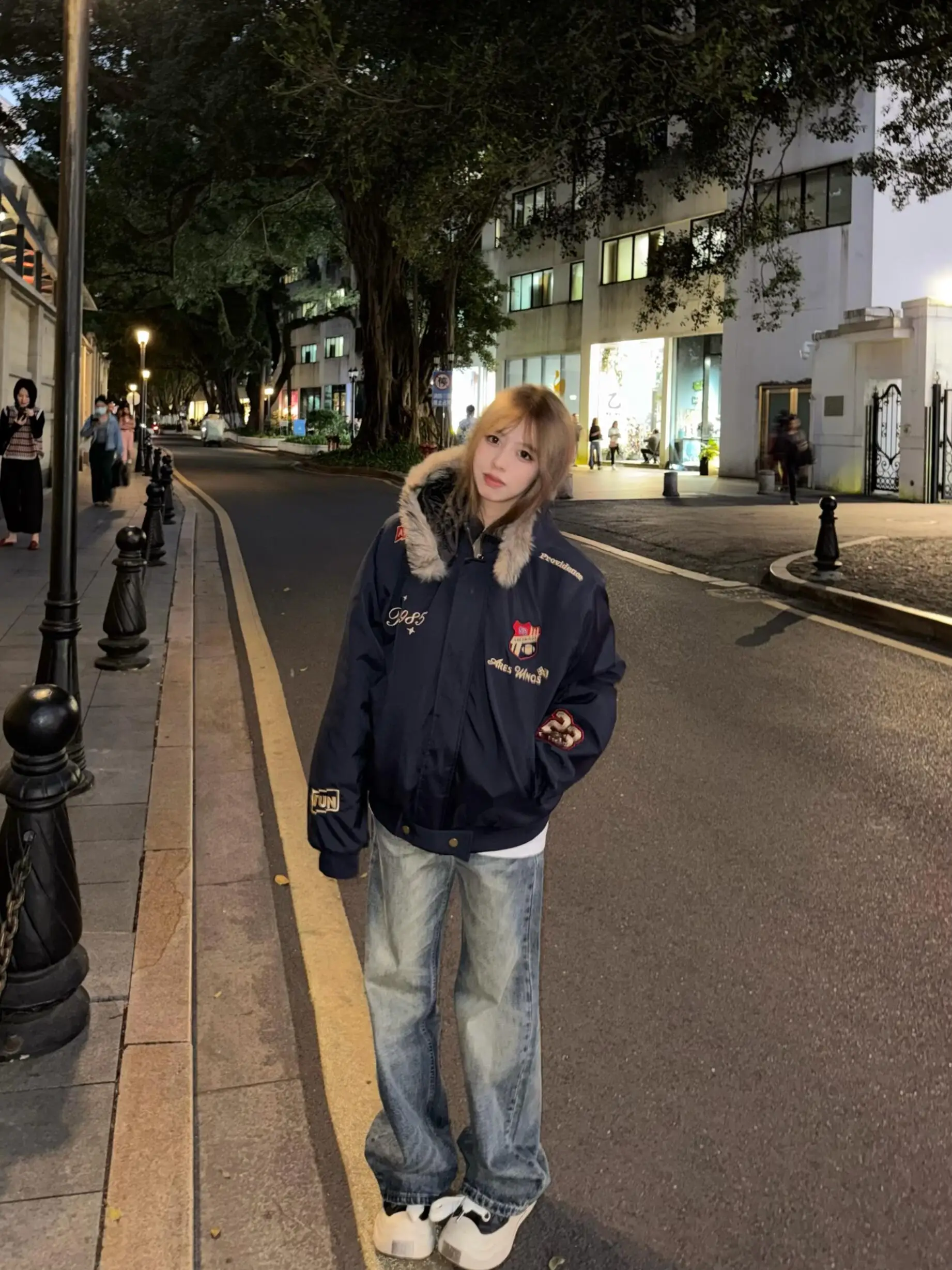 Утепленная хлопковая куртка с капюшоном для пар, мужская зимняя теплая куртка в американском университетском стиле, синяя верхняя одежда с меховым воротником
Утепленная хлопковая куртка с капюшоном для пар, мужская зимняя теплая куртка в американском университетском стиле, синяя верхняя одежда с меховым воротником