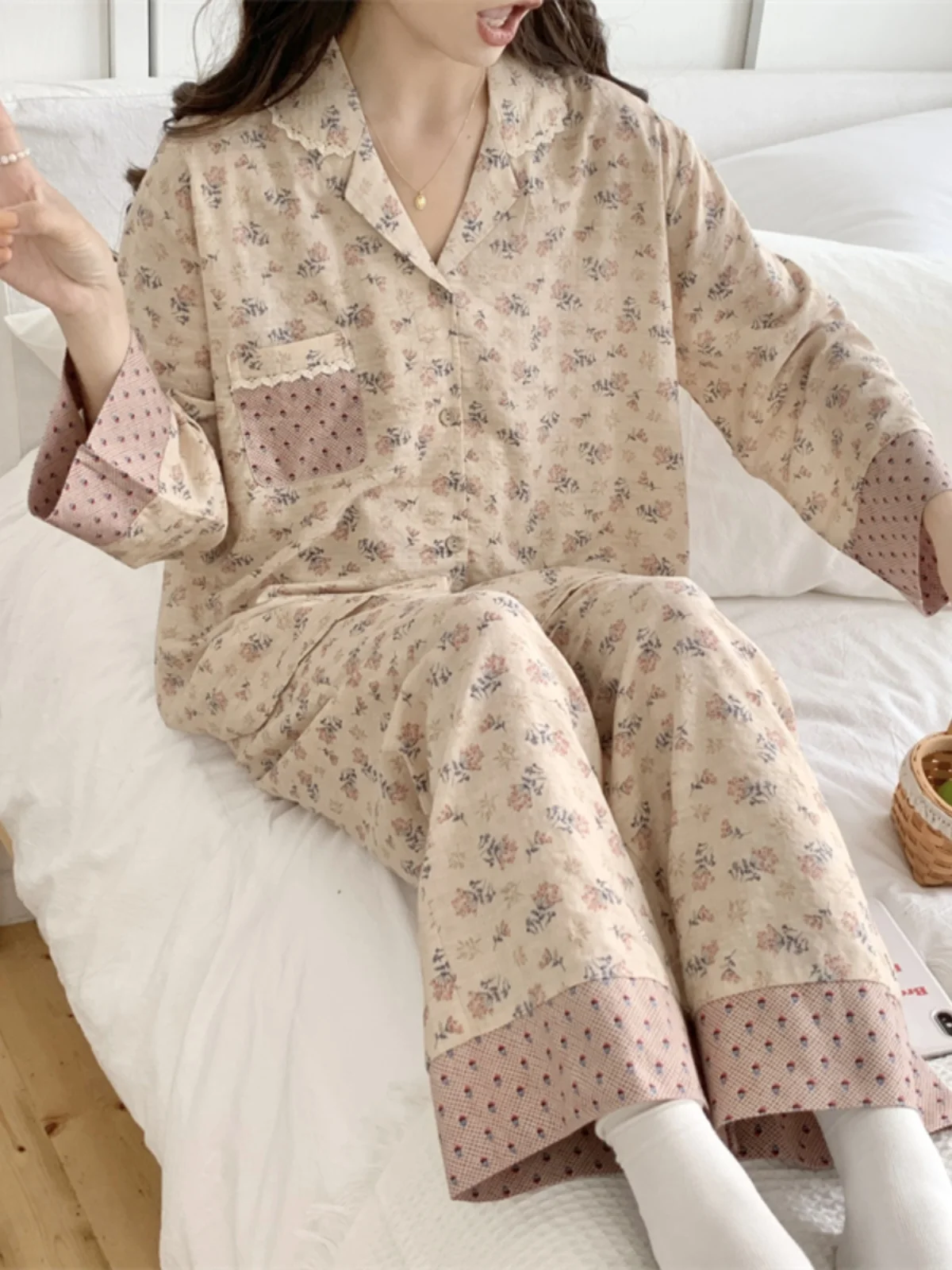 Retro Long Sleeve Women's Sleepwear Floral Print Home Clothes Two-Piece Set Sweet Cute Style Thin Polyester Fabric Casual Scene
Retro Long Sleeve Women's Sleepwear Floral Print Home Clothes Two-Piece Set Sweet Cute Style Thin Polyester Fabric Casual Scene