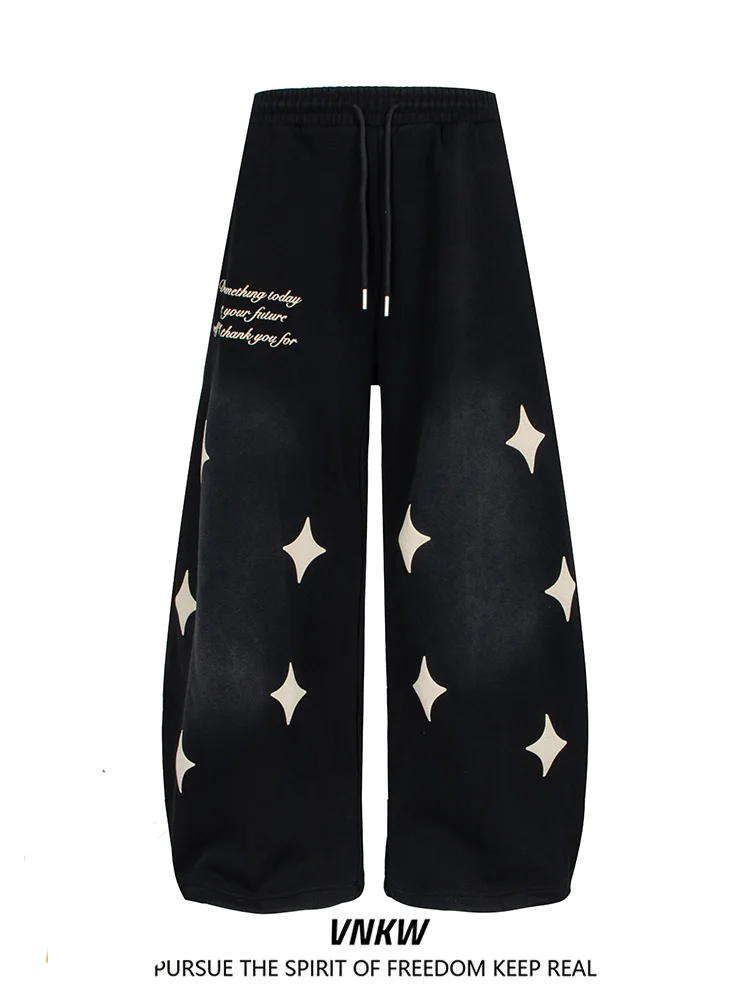 Американские ретро-спортивные брюки в стиле хип-хоп Dstring, свободные, широкие, унисекс, для мужчин и женщин
Американские ретро-спортивные брюки в стиле хип-хоп Dstring, свободные, широкие, унисекс, для мужчин и женщин