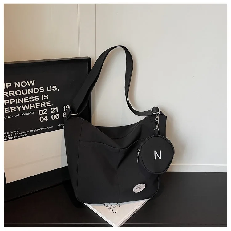 Large capacity Japanese lightweight single shoulder commuting bag for women 2026 new model student crossbody class bag casual du
Large capacity Japanese lightweight single shoulder commuting bag for women 2026 new model student crossbody class bag casual du