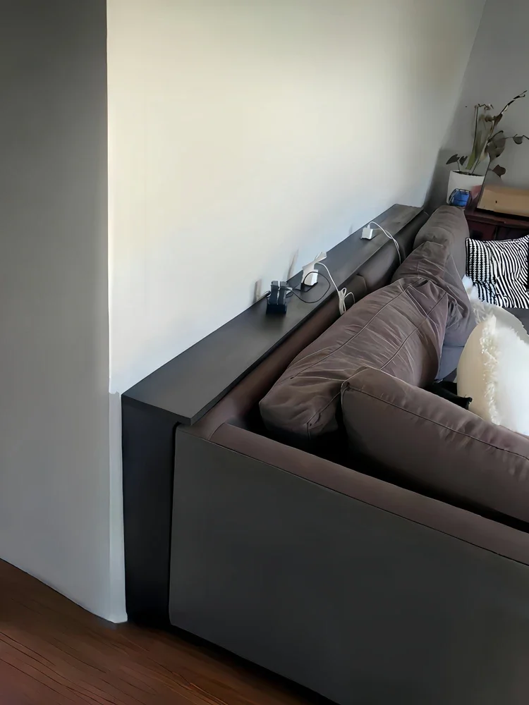The back of the sofa is against the cabinet, floor-to-ceiling long storage table, gap is extremely narrow
The back of the sofa is against the cabinet, floor-to-ceiling long storage table, gap is extremely narrow
