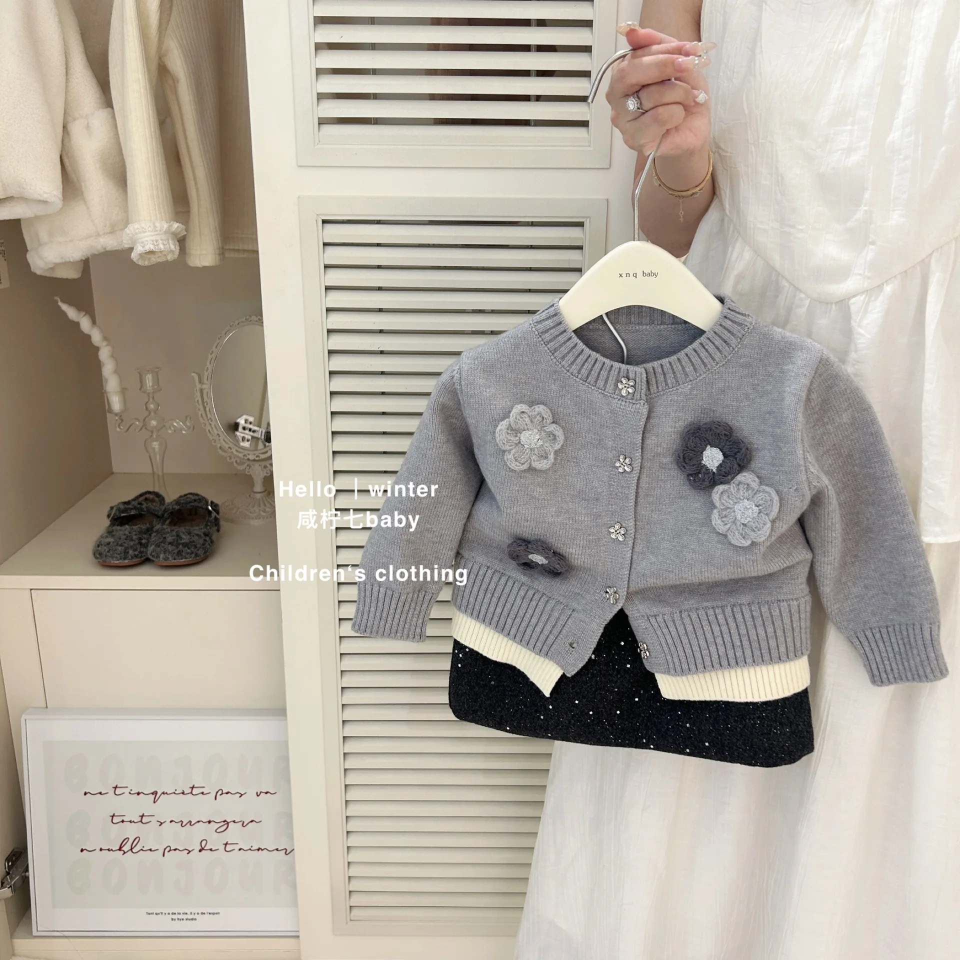 Girls Suits Children 2024 New Autumn Collection Fashion Gray Sweater Coat and Black Skirt Two-piece Set Korean Simple Style
Girls Suits Children 2024 New Autumn Collection Fashion Gray Sweater Coat and Black Skirt Two-piece Set Korean Simple Style