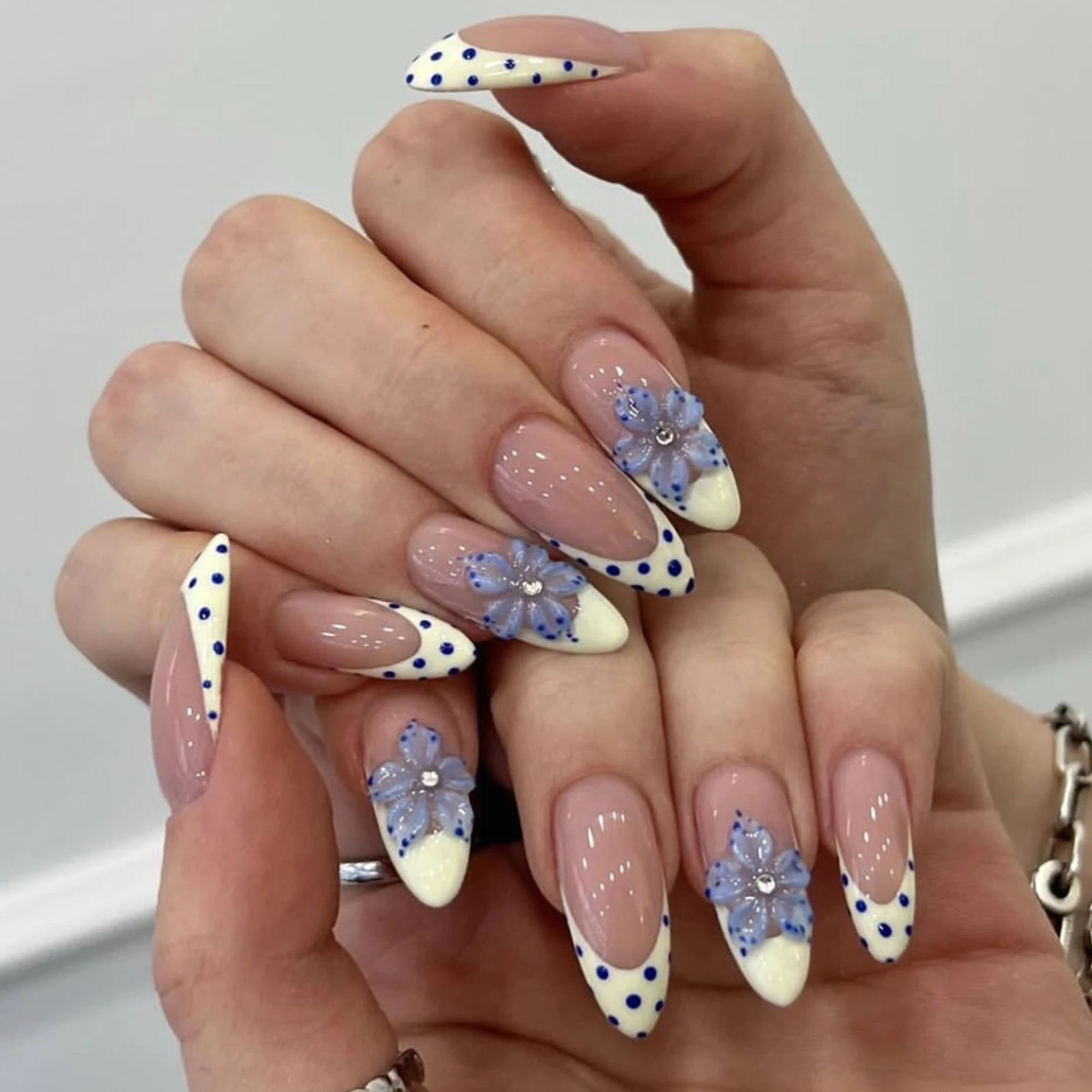 Blue Polka Dot White French 3D Flower Rhinestone Summer Fashion Fake Nails Detachable Finished Almond False Nails Press on Nails
Blue Polka Dot White French 3D Flower Rhinestone Summer Fashion Fake Nails Detachable Finished Almond False Nails Press on Nails