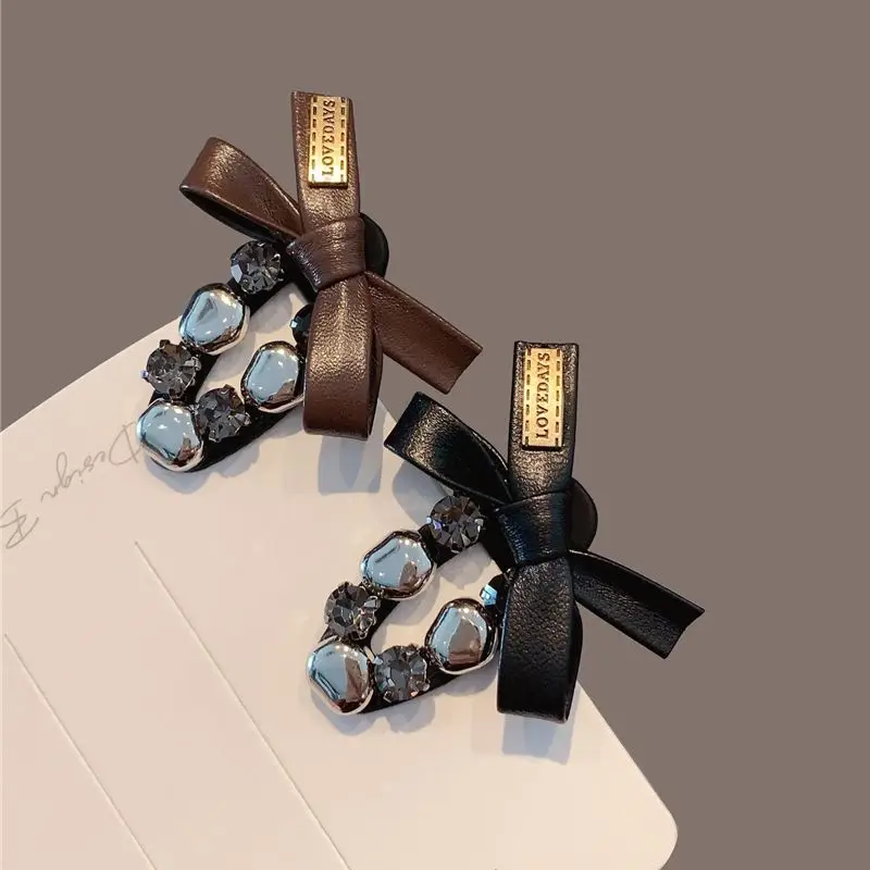 Retro and exquisite - rhinestone hairpin, leather bow, duckbill hair clip, side-mounted high-end - luxurious headwear
Retro and exquisite - rhinestone hairpin, leather bow, duckbill hair clip, side-mounted high-end - luxurious headwear