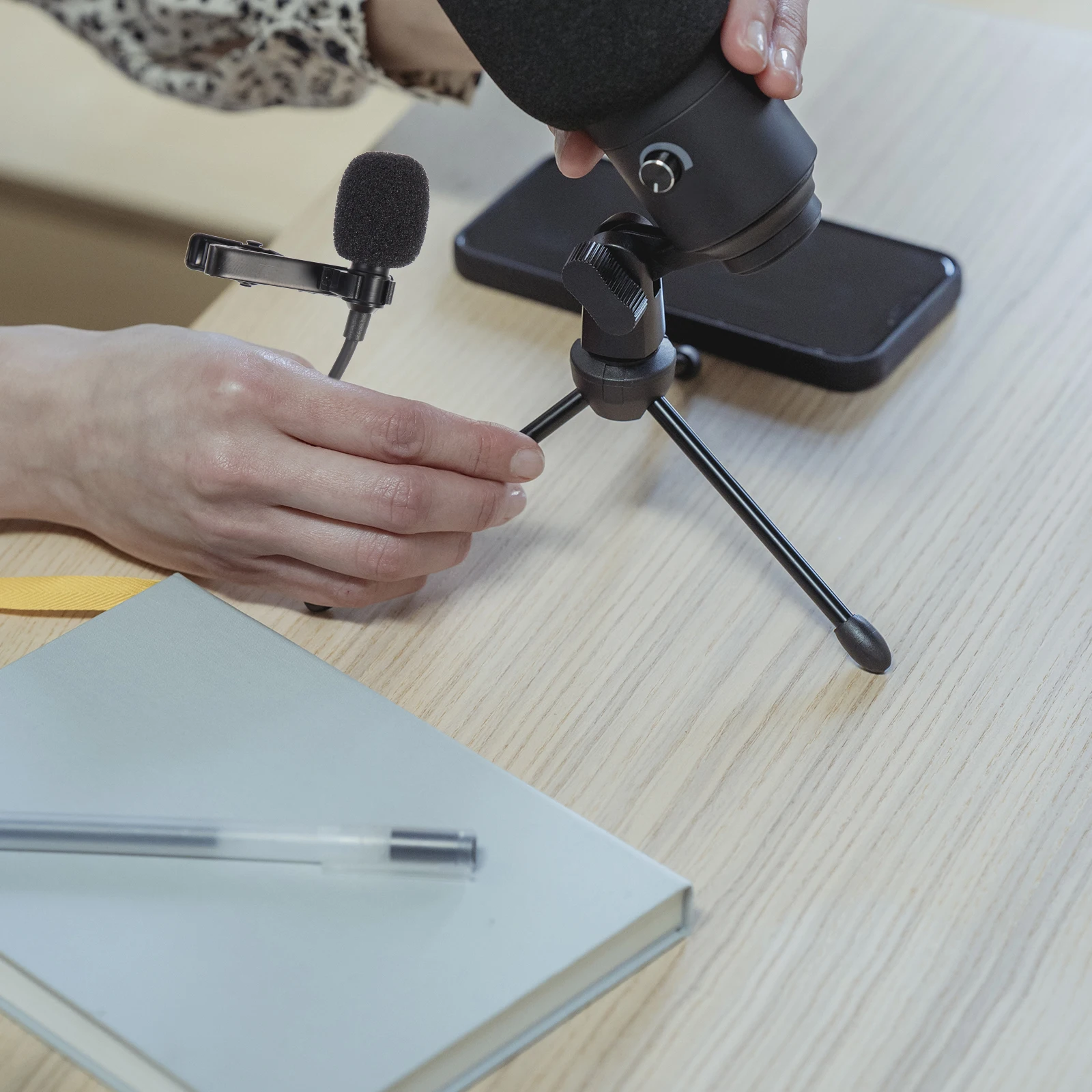 2 Sets Recording Mic Bundle For Recording Kit Accessories Interview Phone Live Vlogging Movie Professional Mic Set
2 Sets Recording Mic Bundle For Recording Kit Accessories Interview Phone Live Vlogging Movie Professional Mic Set