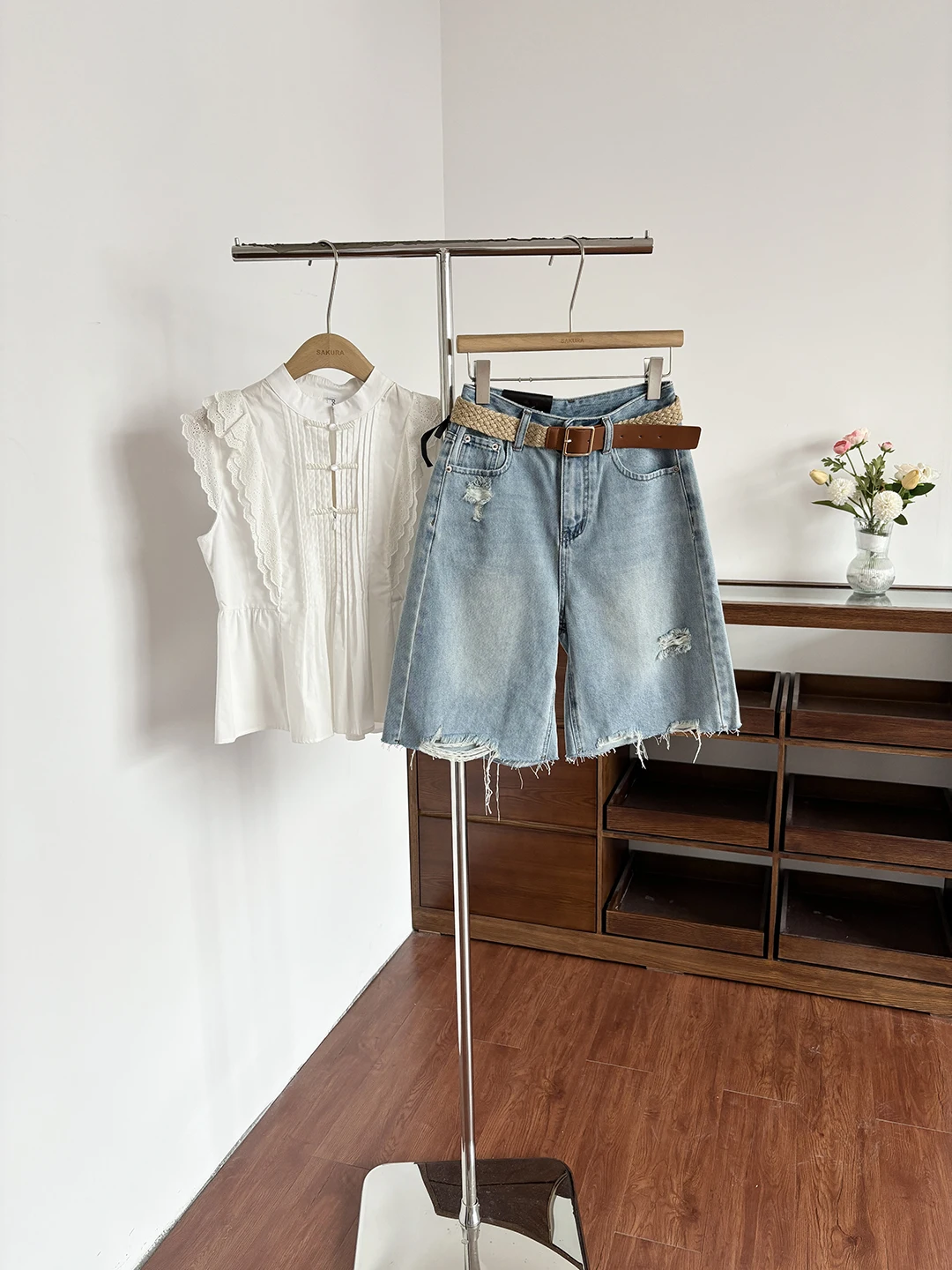 High Waist Wide Leg Jeans Women's Loose Fit Denim Shorts Fashion Hole Design Versatile Stylish Summer New Arrival
High Waist Wide Leg Jeans Women's Loose Fit Denim Shorts Fashion Hole Design Versatile Stylish Summer New Arrival