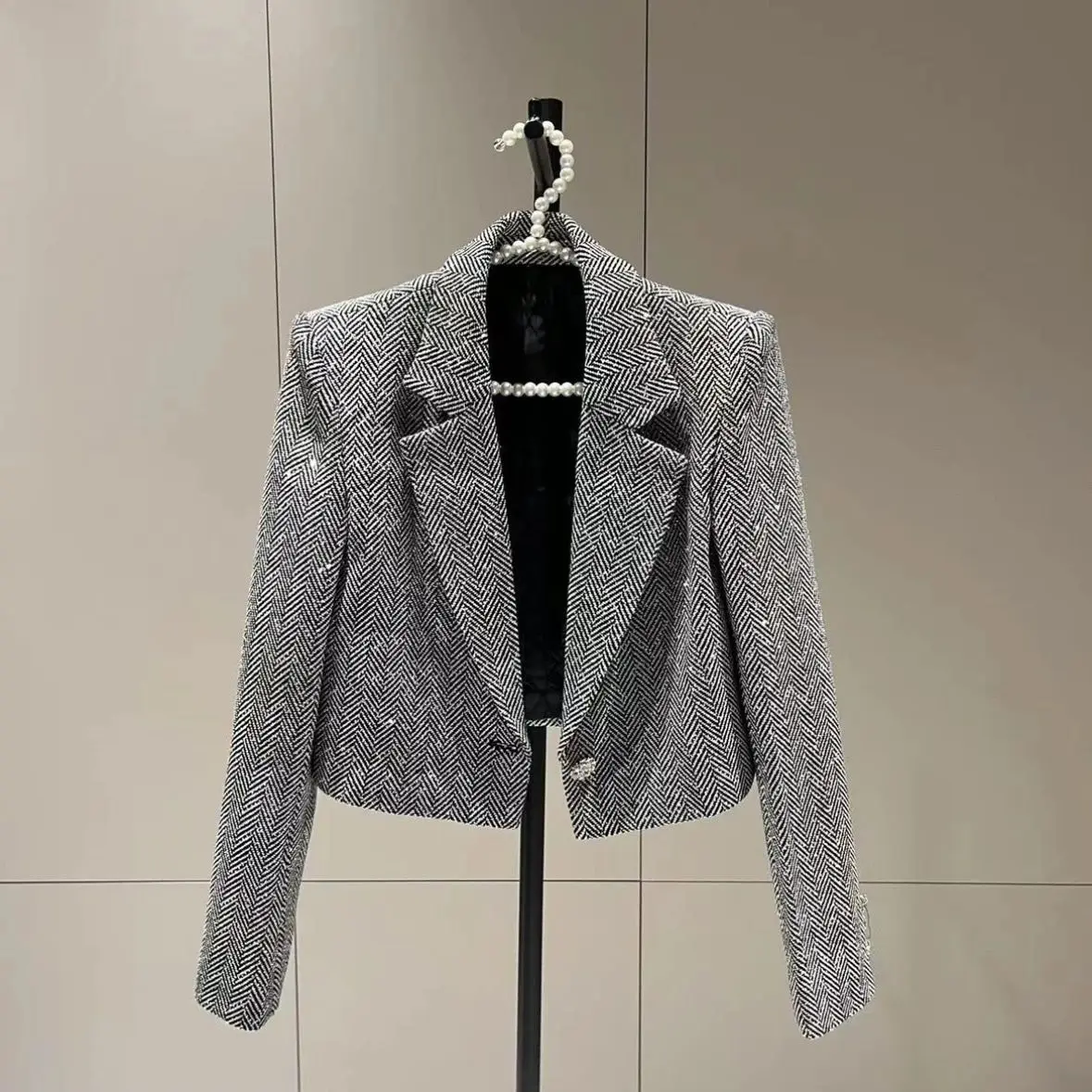 French style light luxury short style small fragrance jacket, 2025 spring new style, western-style fashion long sleeved top
French style light luxury short style small fragrance jacket, 2025 spring new style, western-style fashion long sleeved top