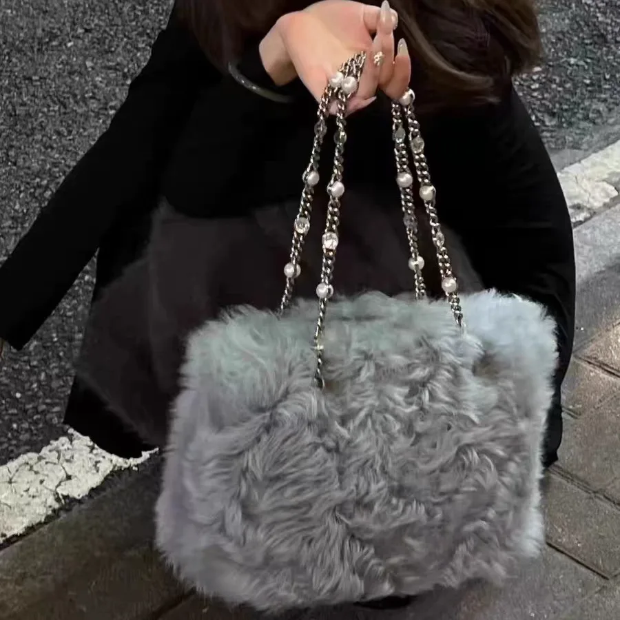 Large Capacity Plush Underarm Bag For Women New Girl Pearl Chain One Shoulder Bag Autumn Winter High Quality Grey Tote Bag
Large Capacity Plush Underarm Bag For Women New Girl Pearl Chain One Shoulder Bag Autumn Winter High Quality Grey Tote Bag