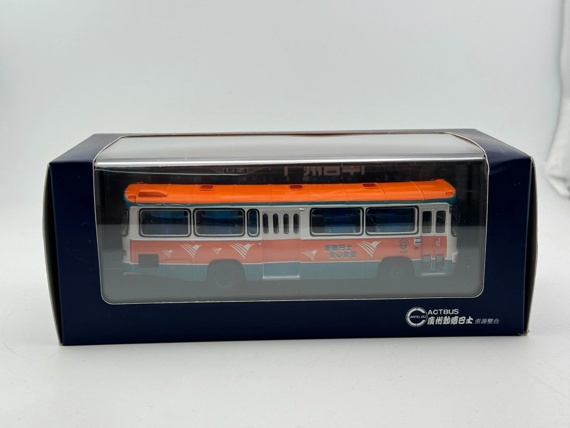 Модель автобуса GZK6100 (Гуанчжоу), масштаб 1/76, из смолы, с изображением старого автобуса с поврежденным стеклом и отсутствующим дворником.
Модель автобуса GZK6100 (Гуанчжоу), масштаб 1/76, из смолы, с изображением старого автобуса с поврежденным стеклом и отсутствующим дворником.