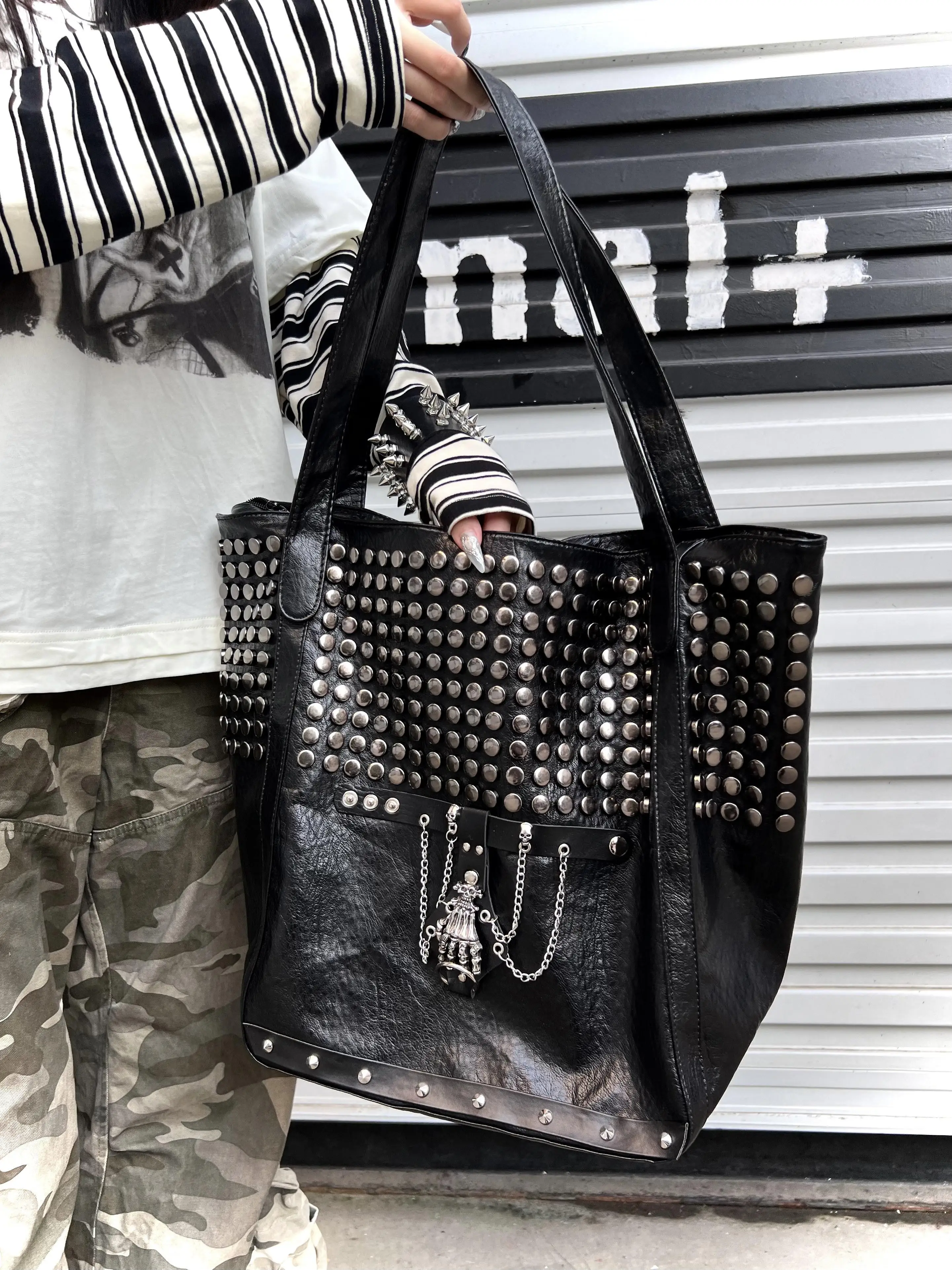 Punk Skull Rivet Soft Leather Large Capacity Tote Bag Shoulder Bag Versatile Subculture Bag British Style Polyester
Punk Skull Rivet Soft Leather Large Capacity Tote Bag Shoulder Bag Versatile Subculture Bag British Style Polyester