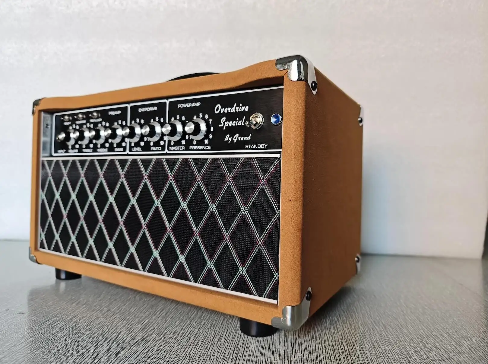 Custom Overdrive Special Valve Amp Head ODS20 In Brown Tolex 20W
Custom Overdrive Special Valve Amp Head ODS20 In Brown Tolex 20W