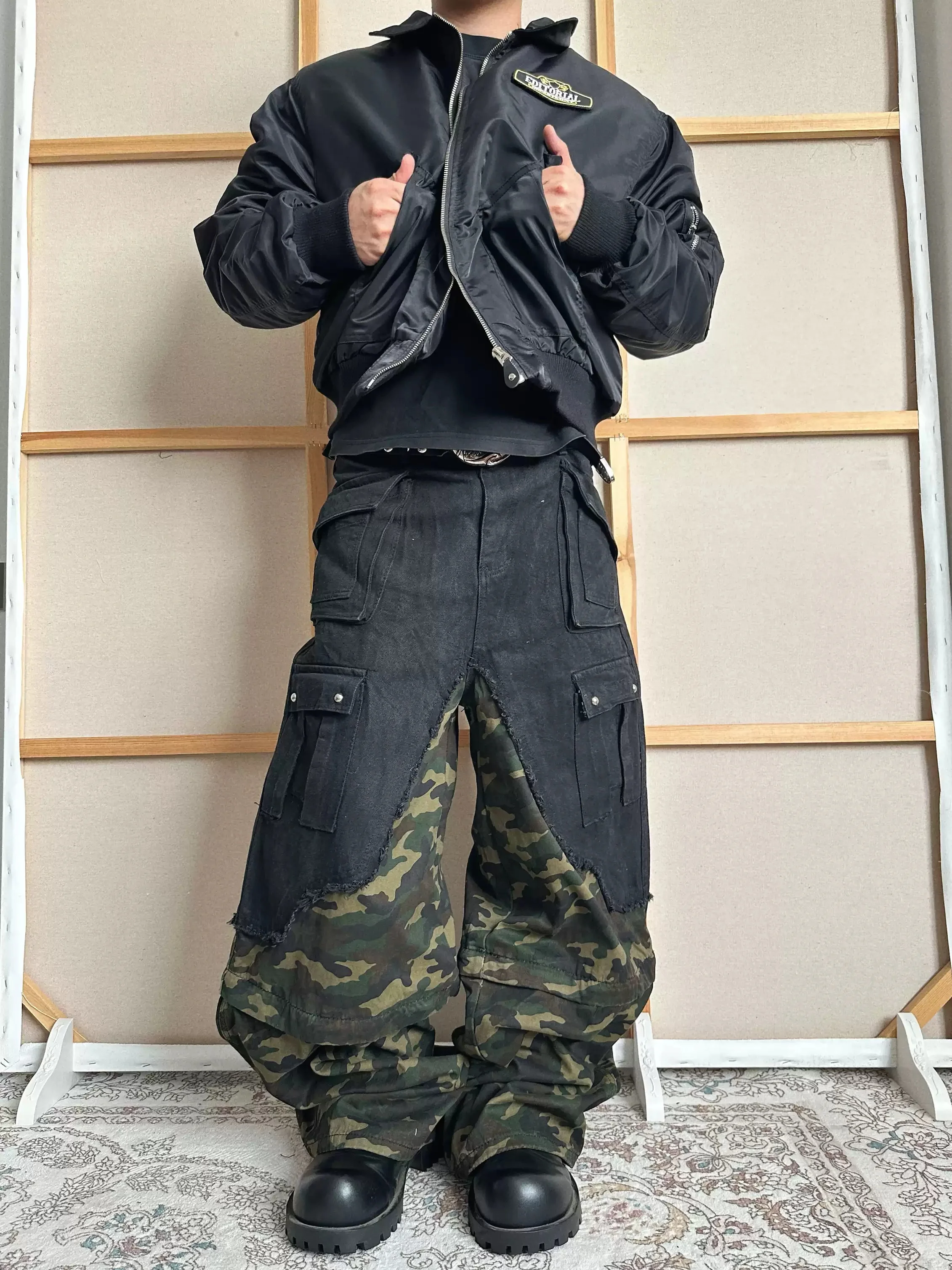 Американские ретро-брюки с камуфляжным принтом, черные, с множеством карманов, широкие штанины, унисекс, высокое качество, имитация двухслойных, свободные повседневные брюки
Американские ретро-брюки с камуфляжным принтом, черные, с множеством карманов, широкие штанины, унисекс, высокое качество, имитация двухслойных, свободные повседневные брюки