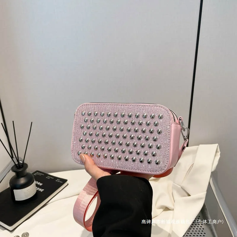   Мини-квадратная сумка для телефона 2025, модная женская сумка через плечо, элегантная сумка на плечо, универсальная шикарная нагрудная сумка на слинге «день-ночь»  
  Мини-квадратная сумка для телефона 2025, модная женская сумка через плечо, элегантная сумка на плечо, универсальная шикарная нагрудная сумка на слинге «день-ночь» 