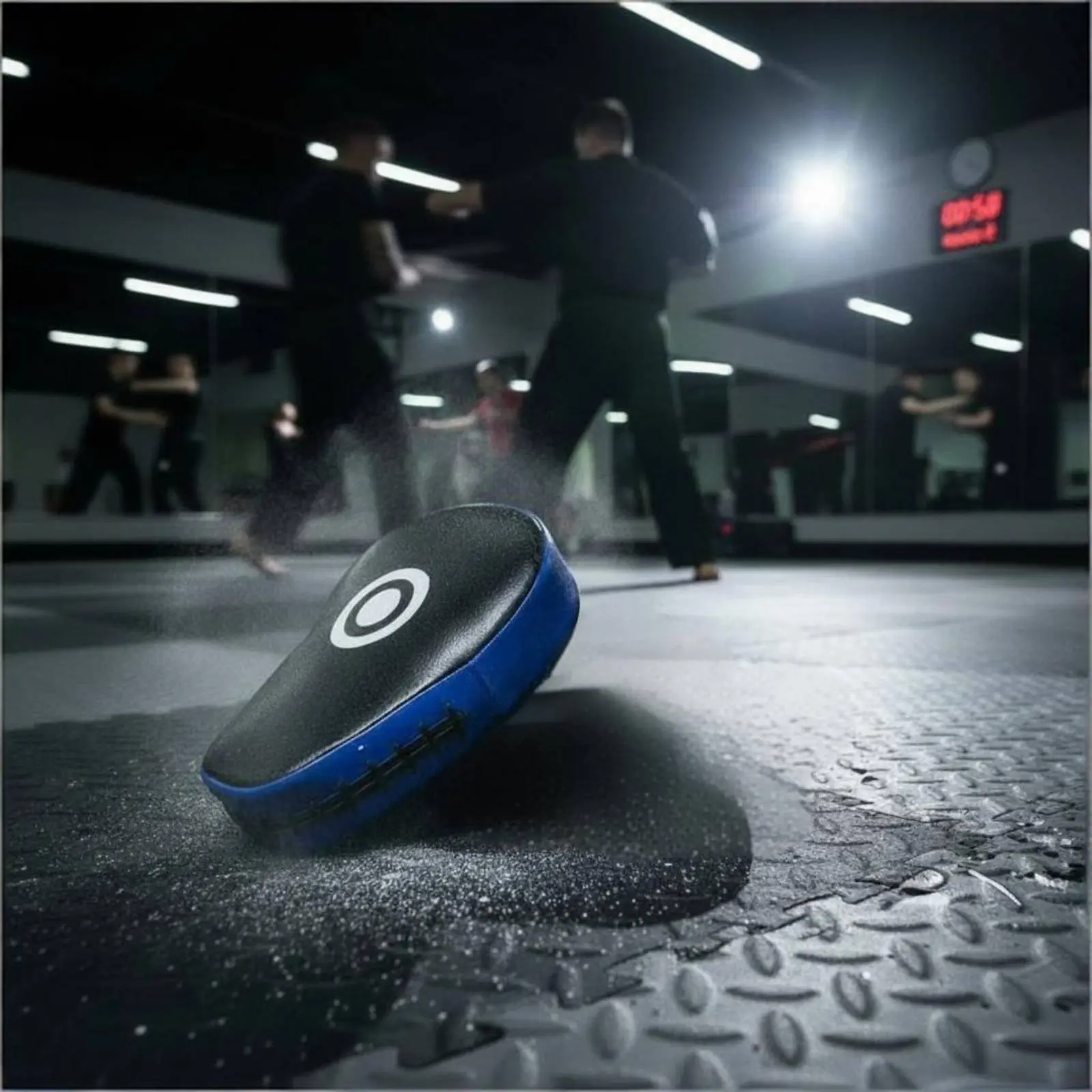 Curved Target Pad Ergonomic Bend Boxing Hand Pad Punching Pad Wear-Resistant Training Equipment Breathable Design for Boxers
Curved Target Pad Ergonomic Bend Boxing Hand Pad Punching Pad Wear-Resistant Training Equipment Breathable Design for Boxers
