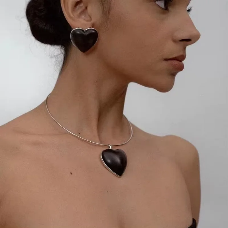 New Sandalwood LOVE Necklace Luxurious Niche Design Heart-shaped Stud Earrings With Sandalwood Pendant For Women M069
New Sandalwood LOVE Necklace Luxurious Niche Design Heart-shaped Stud Earrings With Sandalwood Pendant For Women M069