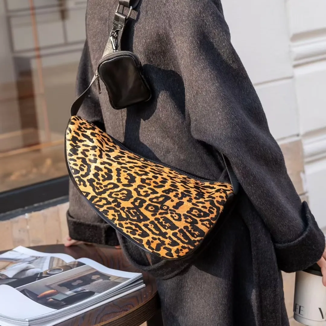 Light Luxury Fashion High-end Sense Horsehair Genuine Leather Saddle Bag Personalized Single Shoulder Diagonal Cross Bags Trendy
Light Luxury Fashion High-end Sense Horsehair Genuine Leather Saddle Bag Personalized Single Shoulder Diagonal Cross Bags Trendy