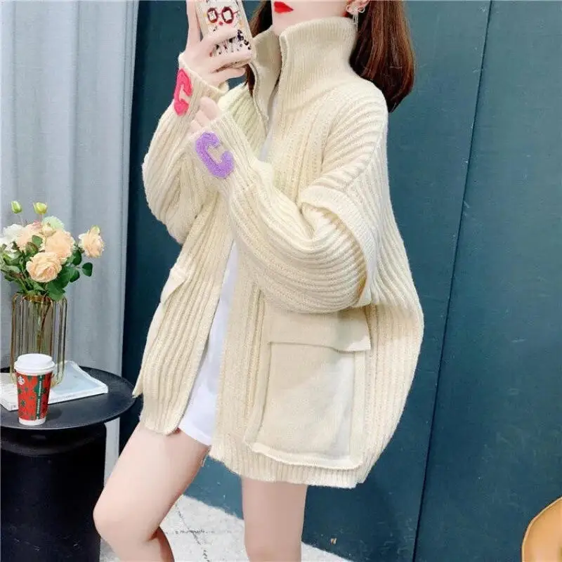 Новый женский осенне-зимний стильный толстый свитер-кардиган с высоким воротом и корейским дизайном, модная свободная вязаная куртка на молнии для ленивого стиля
Новый женский осенне-зимний стильный толстый свитер-кардиган с высоким воротом и корейским дизайном, модная свободная вязаная куртка на молнии для ленивого стиля