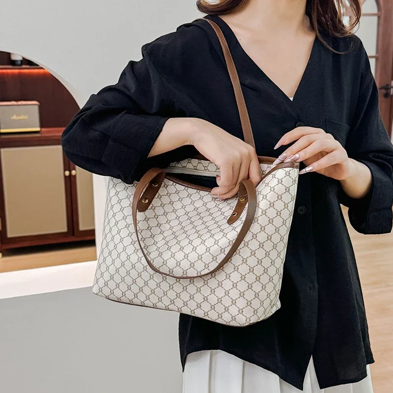 Fashionable Women's Minimalist Stylish Clutch Bag With Trendy Letter Logo Vintage Solid Color Leisure
Fashionable Women's Minimalist Stylish Clutch Bag With Trendy Letter Logo Vintage Solid Color Leisure