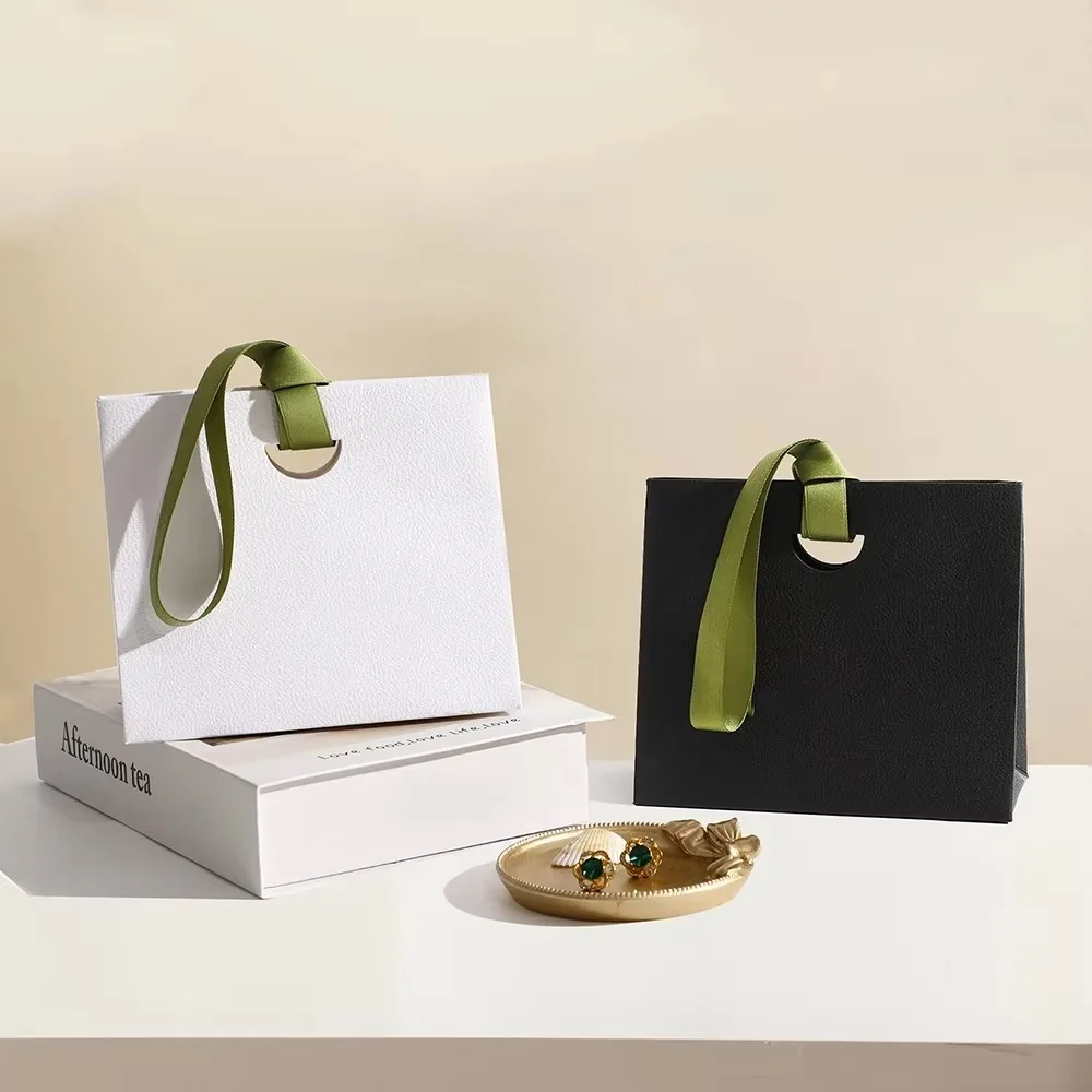 5PCS Paper Jewelry Storage Bags Ribbon Earphones Lipstick Gift Packaging Bag with Handle Gift Wrapping Pouch Wedding Party Decor
5PCS Paper Jewelry Storage Bags Ribbon Earphones Lipstick Gift Packaging Bag with Handle Gift Wrapping Pouch Wedding Party Decor