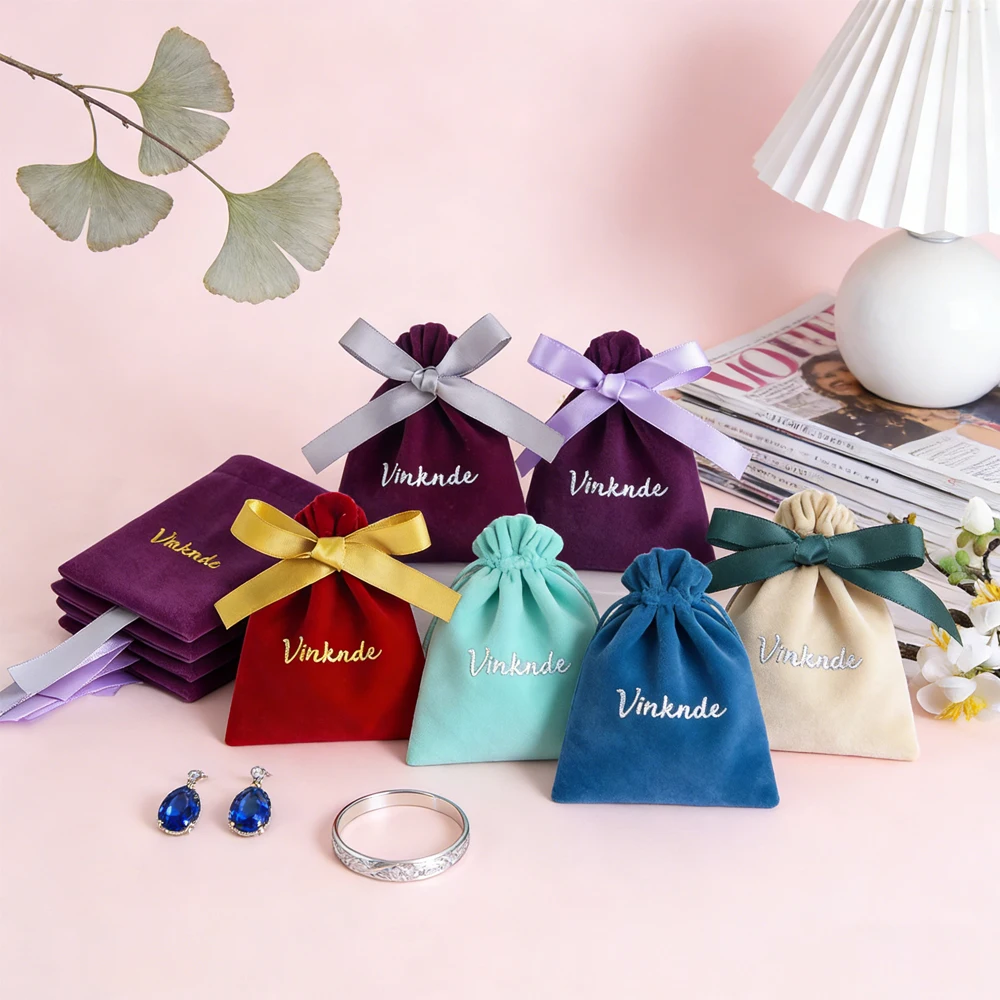 100Pcs Custom Logo Velvet Jewelry Bag Wedding Favors Gift Ribbon Pouches Earrings Ring Stud Nail Headset Headset Pocket Storage
100Pcs Custom Logo Velvet Jewelry Bag Wedding Favors Gift Ribbon Pouches Earrings Ring Stud Nail Headset Headset Pocket Storage